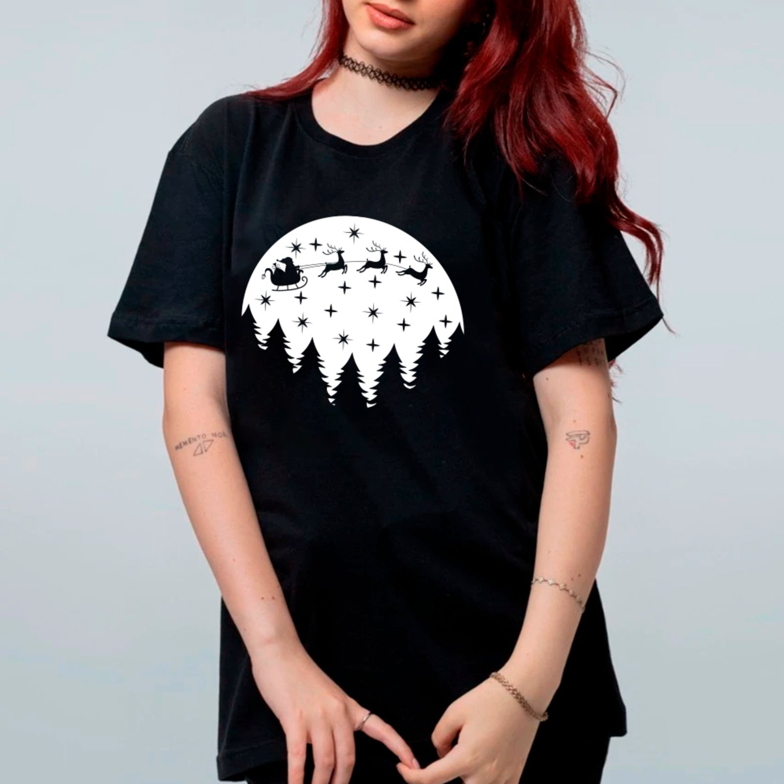 Vista 2 Camiseta Ousy Oversized Natal Minimalista Trenó e Pinheiros Unissex marrom ousy marrom