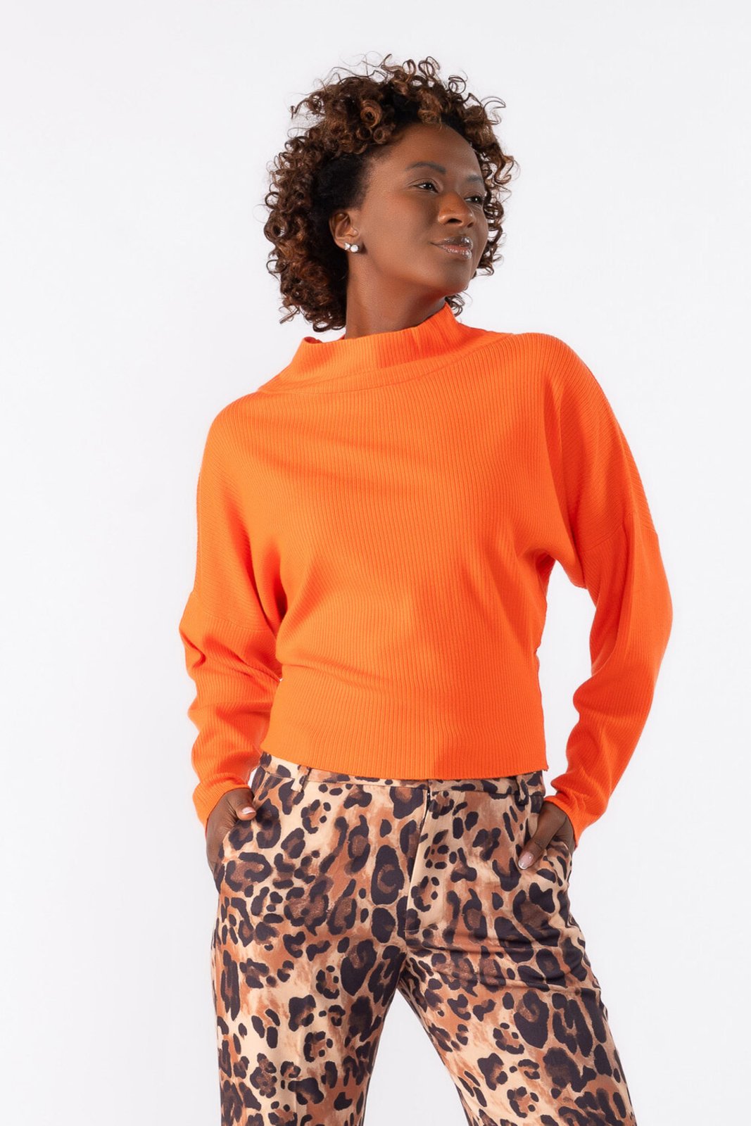 Blusa Lamis gola alta manga morcego Laranja
