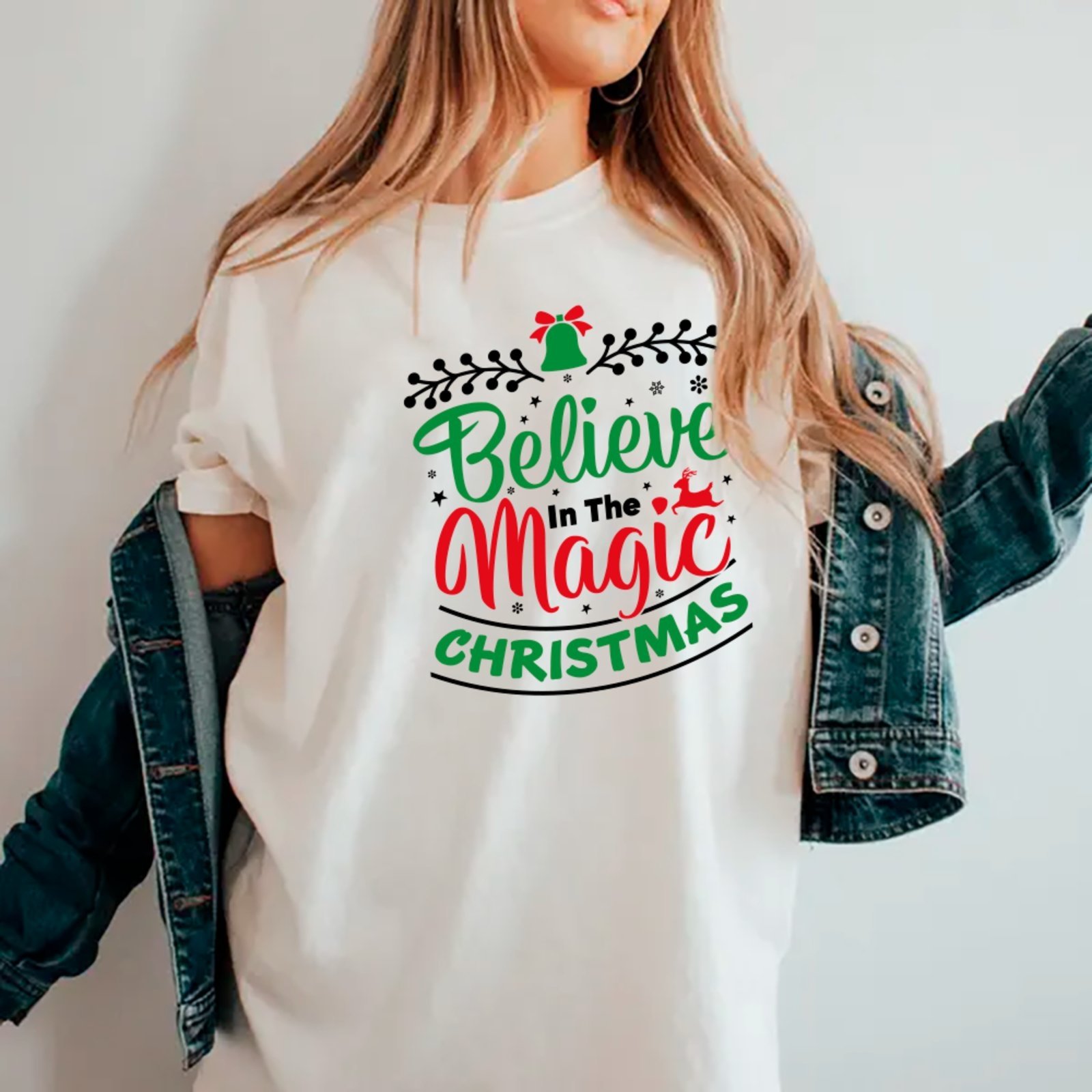 Vista 2 Camiseta Ousy Oversized Believe In The Magic Christmas Estampa Natalina Unissex preto ousy preto