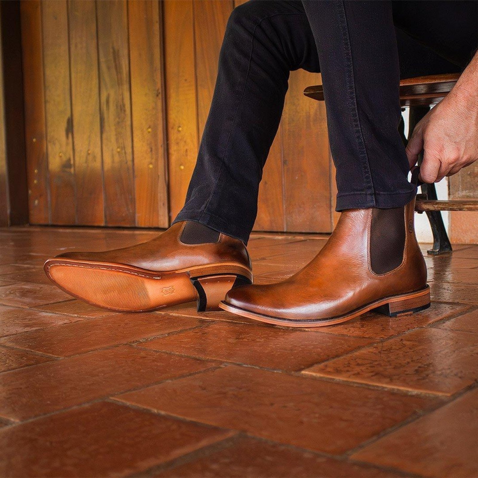 Bota Chelsea Masculina Solado Couro Look Stock Elegante Marrom