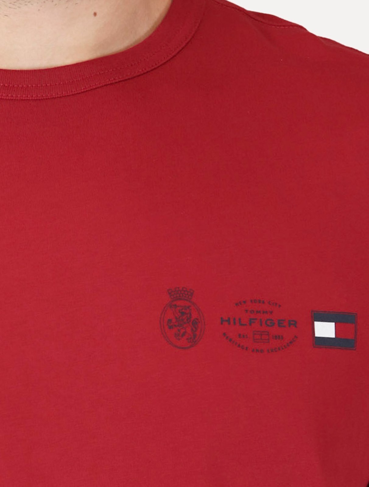 Vista 3 Camiseta Tommy Hilfiger Masculina Regular Small Crest Outline Vermelha vermelho Tommy Hilfiger vermelho