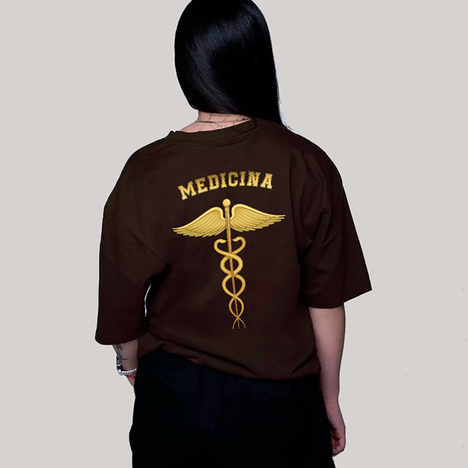 Camiseta Ousy Unissex Profissão Medicina Símbolo Caduceu Dourado Oversized Marrom