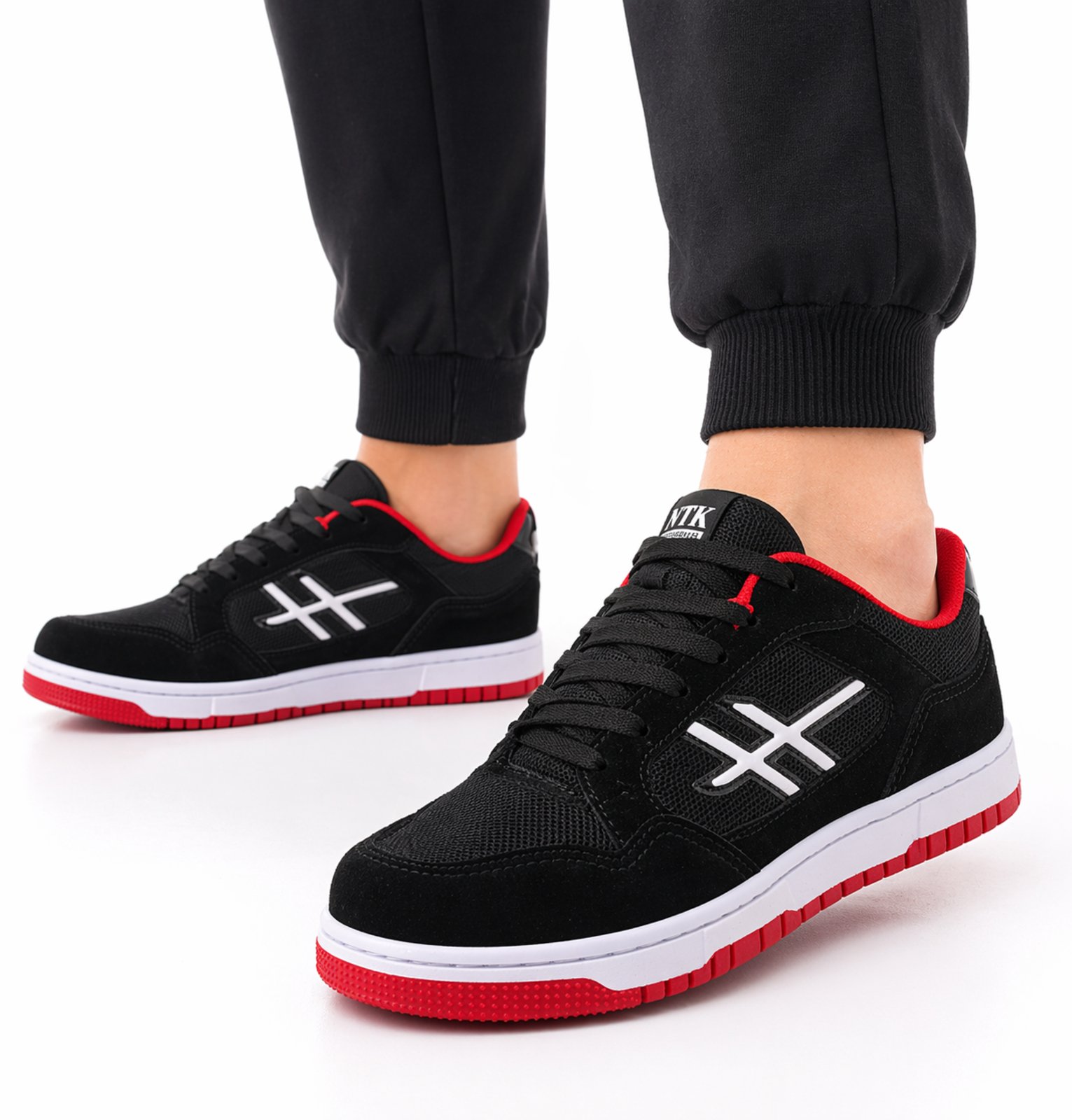 Tênis Masculino Casual Preto com Detalhe em Verniz – Estilo Street