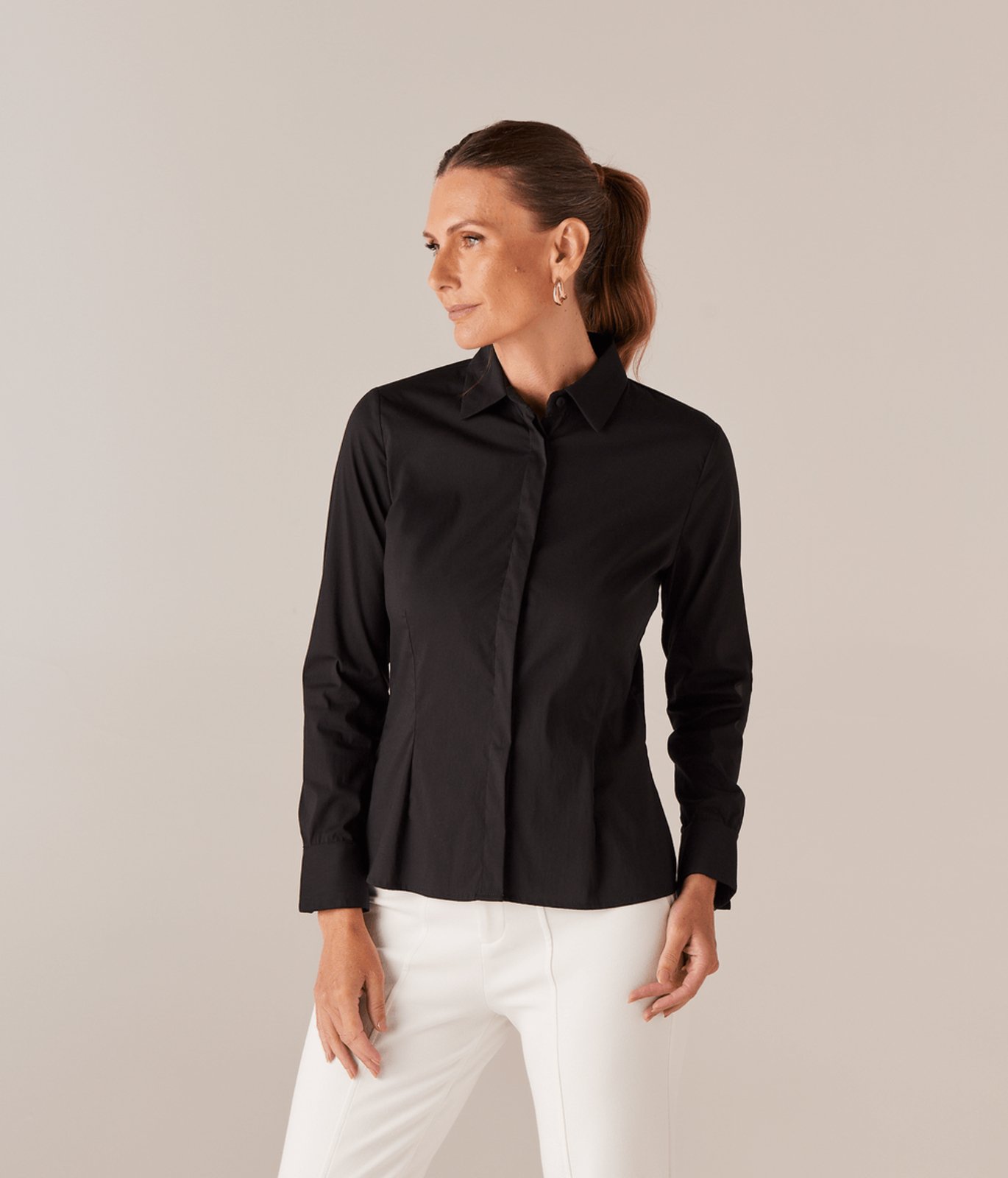 Camisa Lisa Vista Embutida Feminina Preta