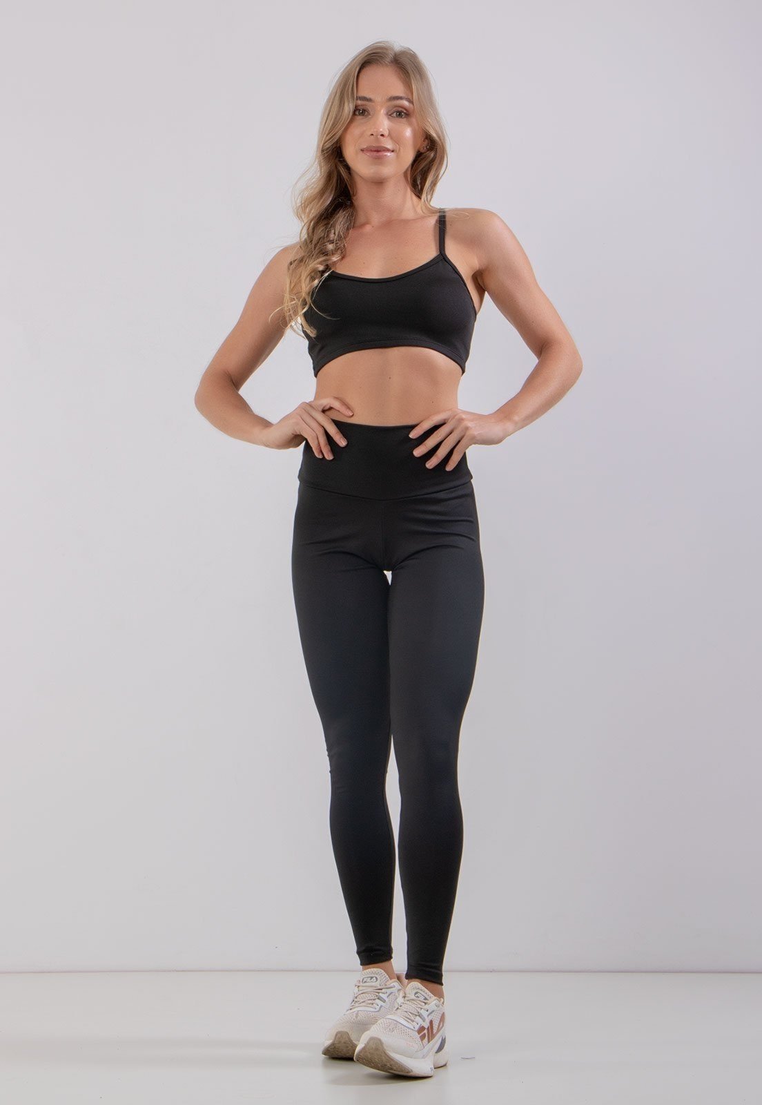 Conjunto Feminino Fitness Top alça fina e Calça Legging Lisa Treino Academia 4 Estações Preto