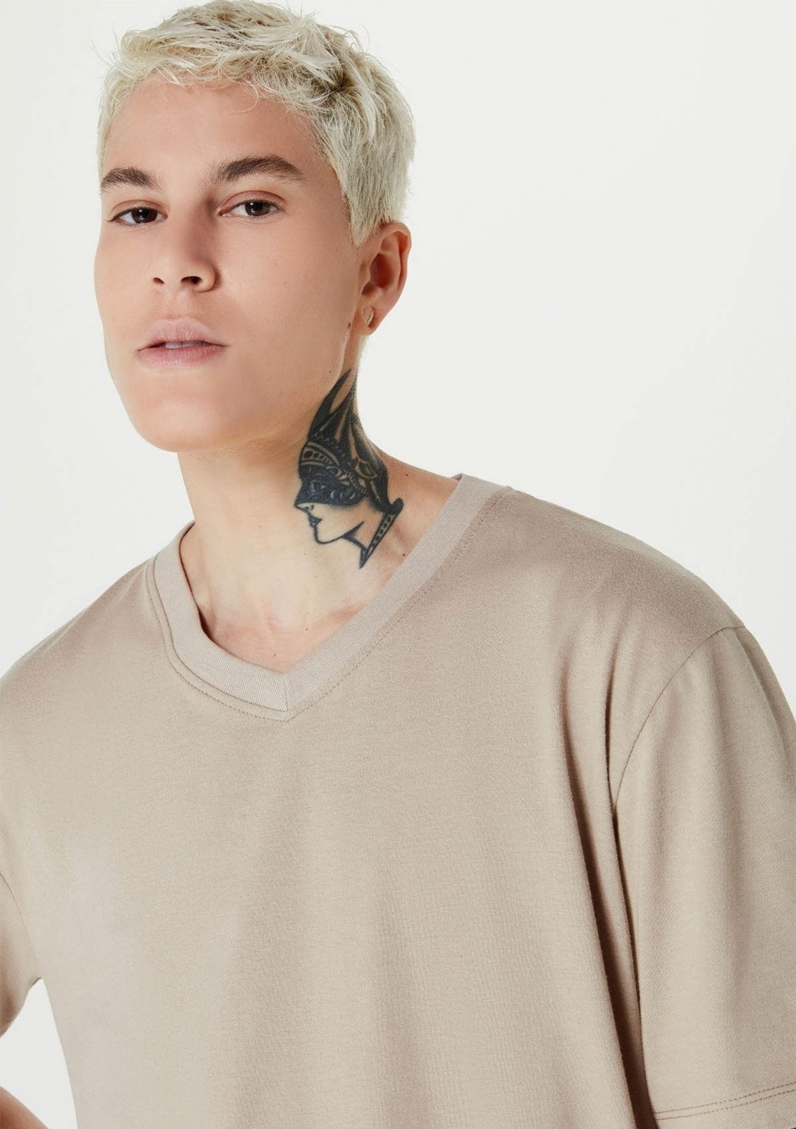 Camiseta Básica Masculina Manga Curta Com Decote V World - Marrom