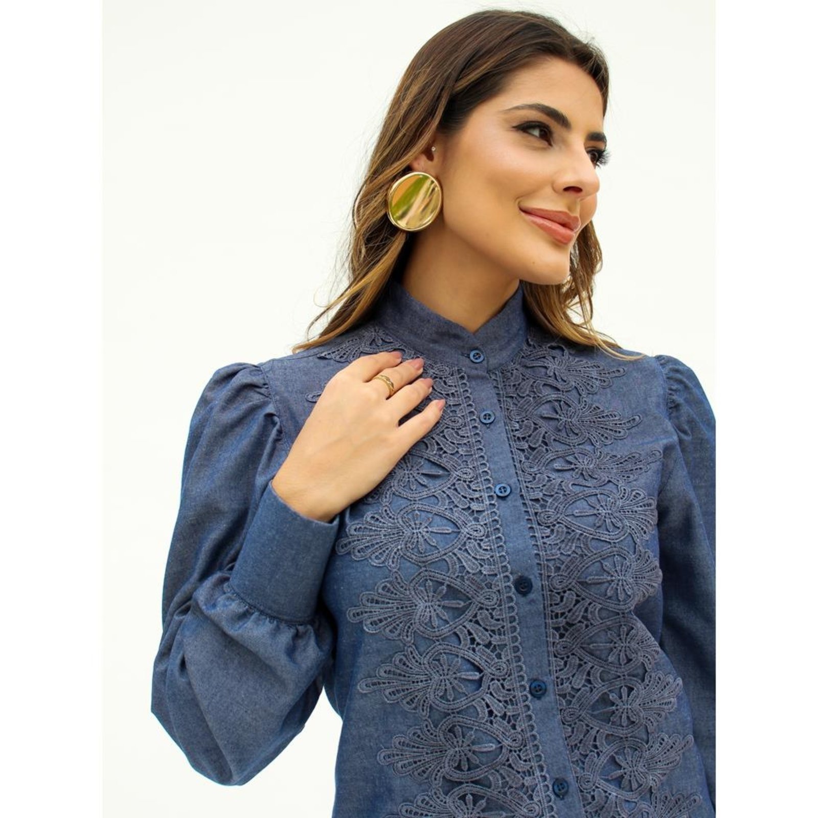 Vista 3 Camisa Feminina Jeans Acinturada com Detalhes em Renda e Corte Elegante TEODORO CAMISARIA azul TEODORO CAMISARIA azul