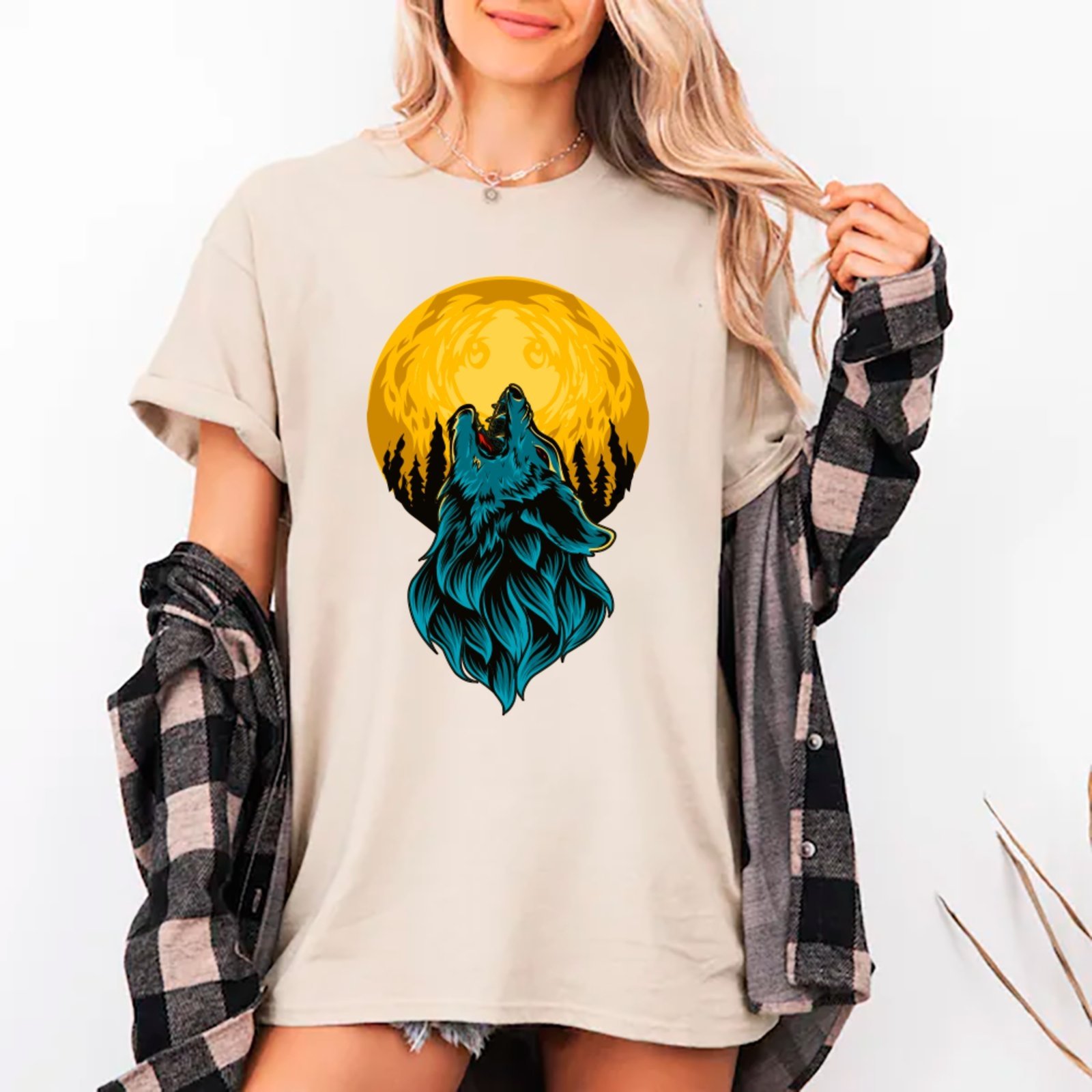 Camiseta Ousy Streetwear Lobo Uivando Lua Cheia com Floresta Oversized Unissex Off White