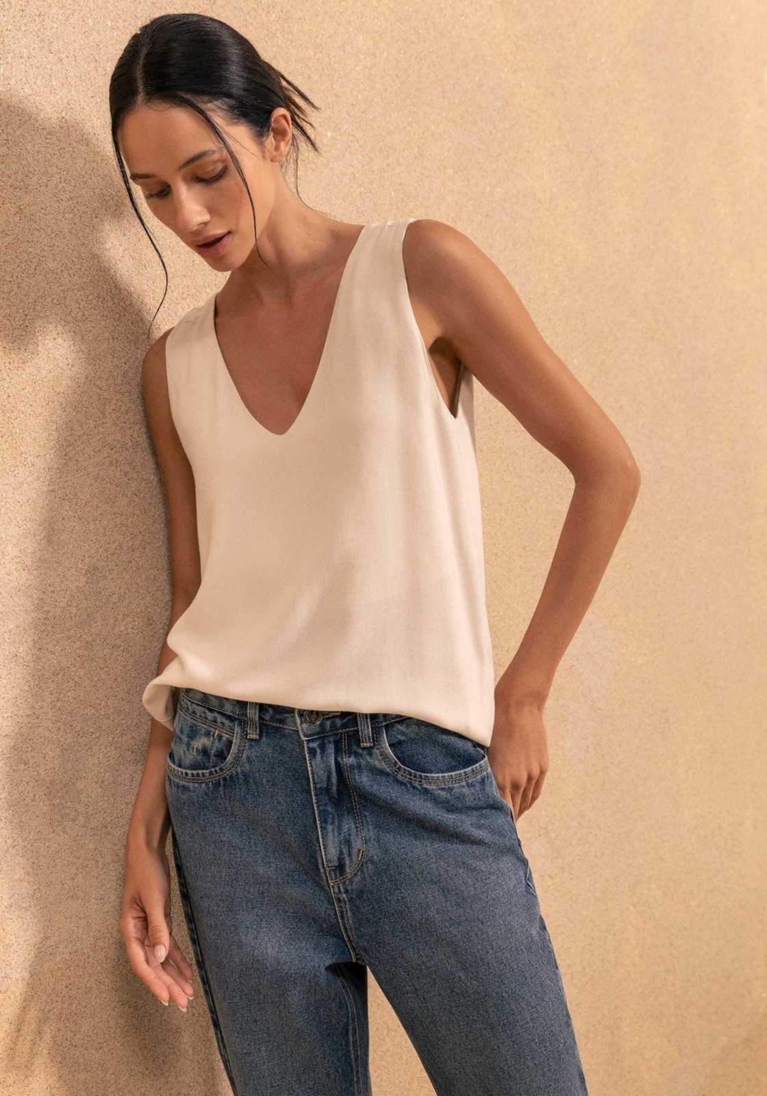 Blusa Regata Solta Com Decote Em V Em Viscose Responsável