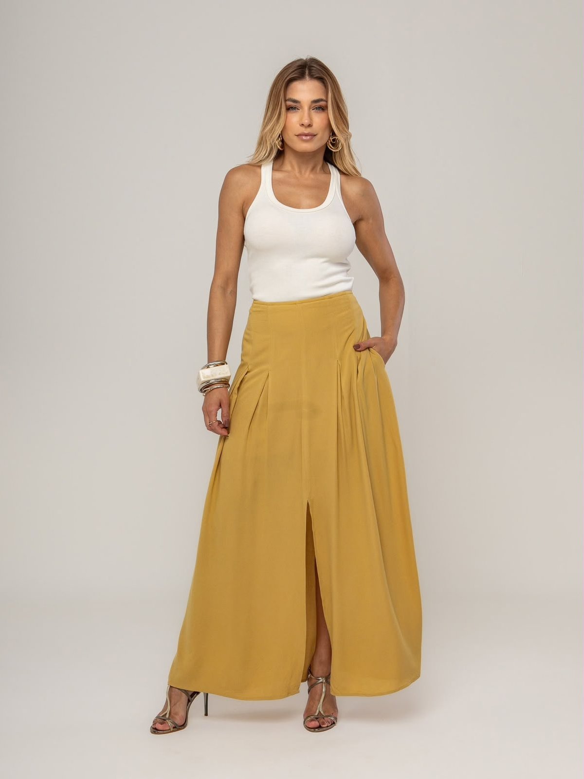 Saia Midi Feminina em Viscose Forrada com Fenda Pregas e Bolsos Bege