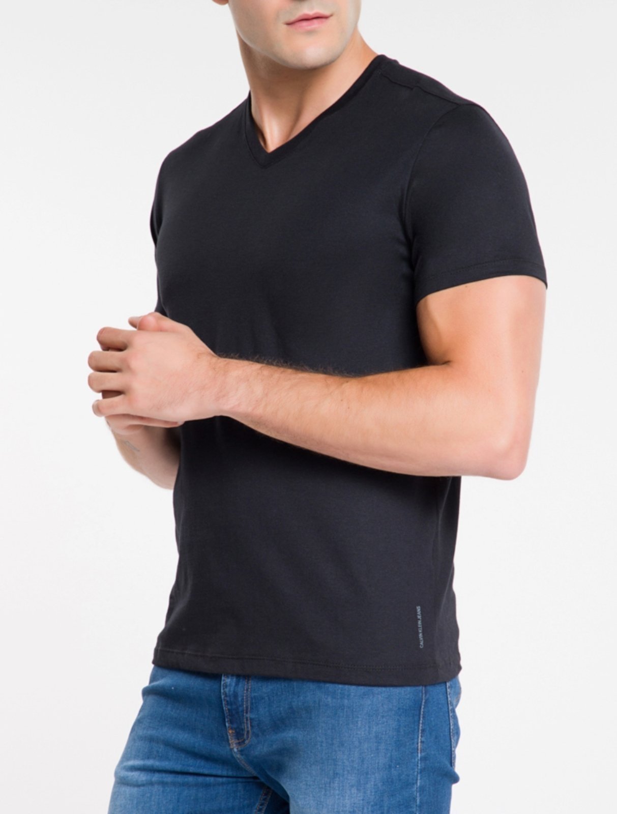 Camiseta Masculina de Algodão Essentials Estampa Logo Lateral Gola v Calvin Klein Jeans - Preto Calvin Klein Jeans