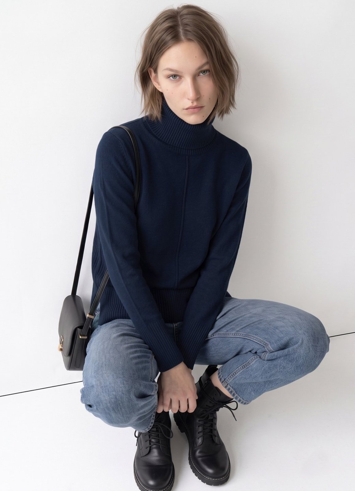 Blusa de Tricot Gola Alta Rolê Marinho Solta em Viscose Modal Sob Azul