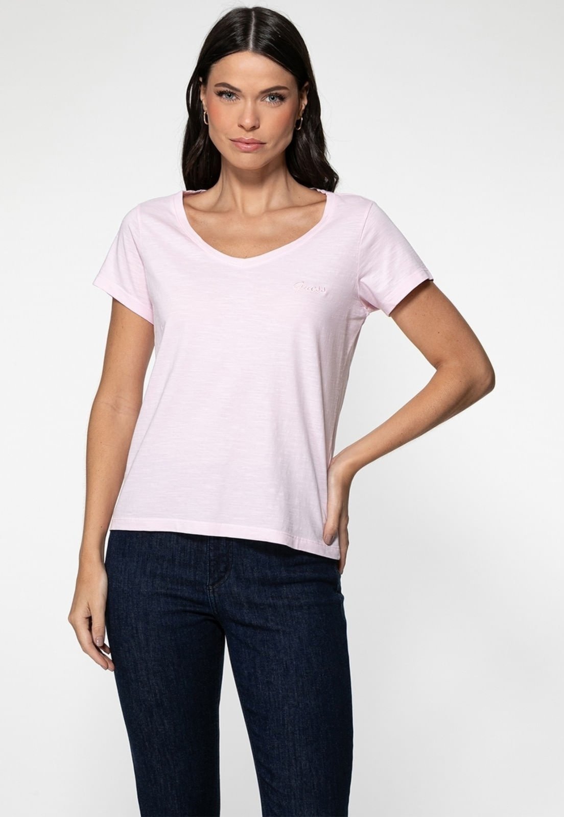 Camiseta Guess Dec V Bordado Cursivo Rosa Claro