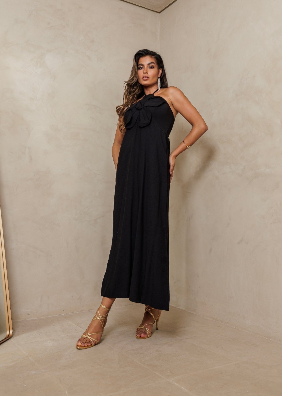Vestido Midi Detalhe de Flor Frente Única Alfaiataria Gingy Preto