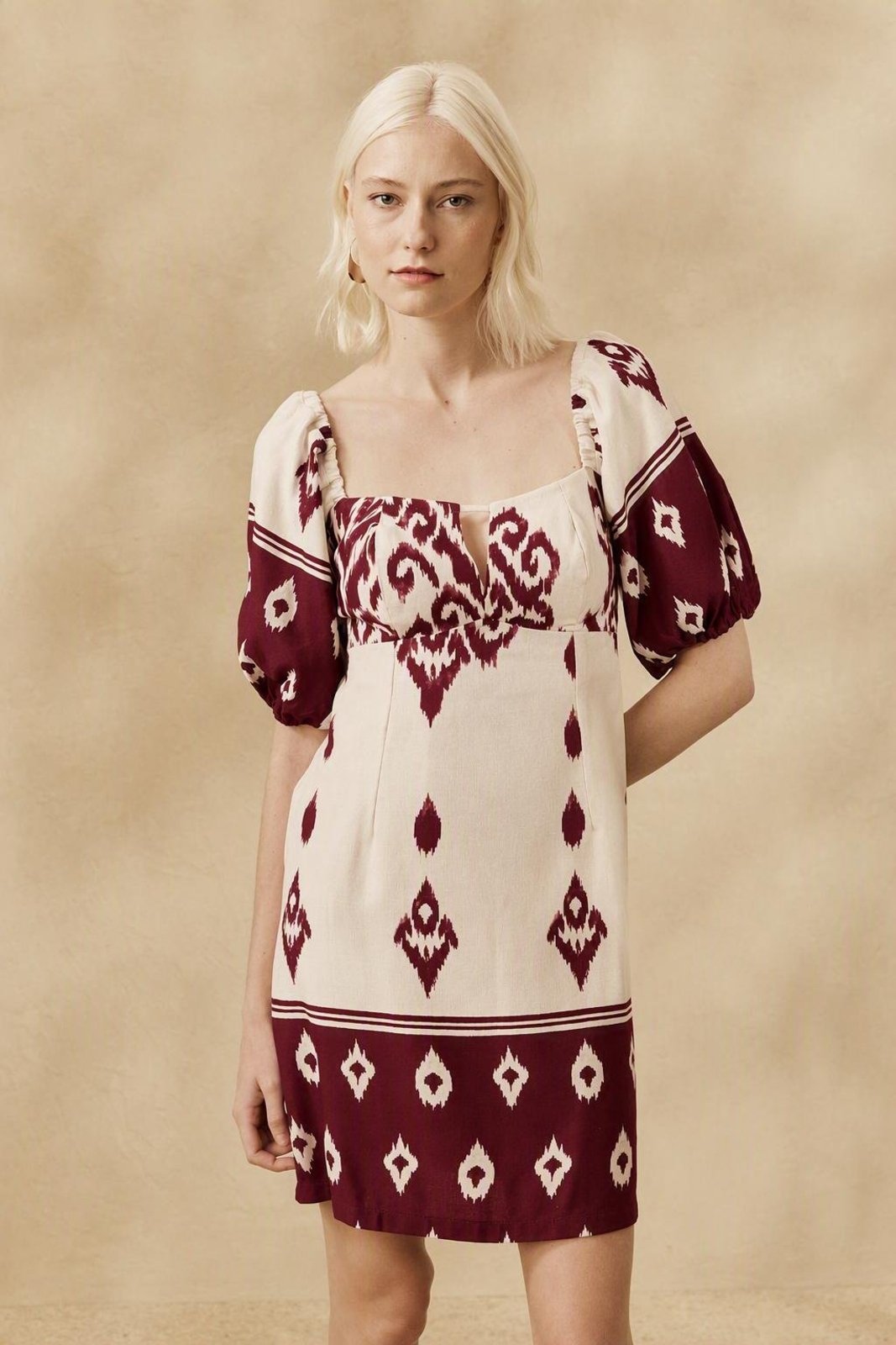 Vestido Curto Manga Bufante Estampado La Pacha Marrom