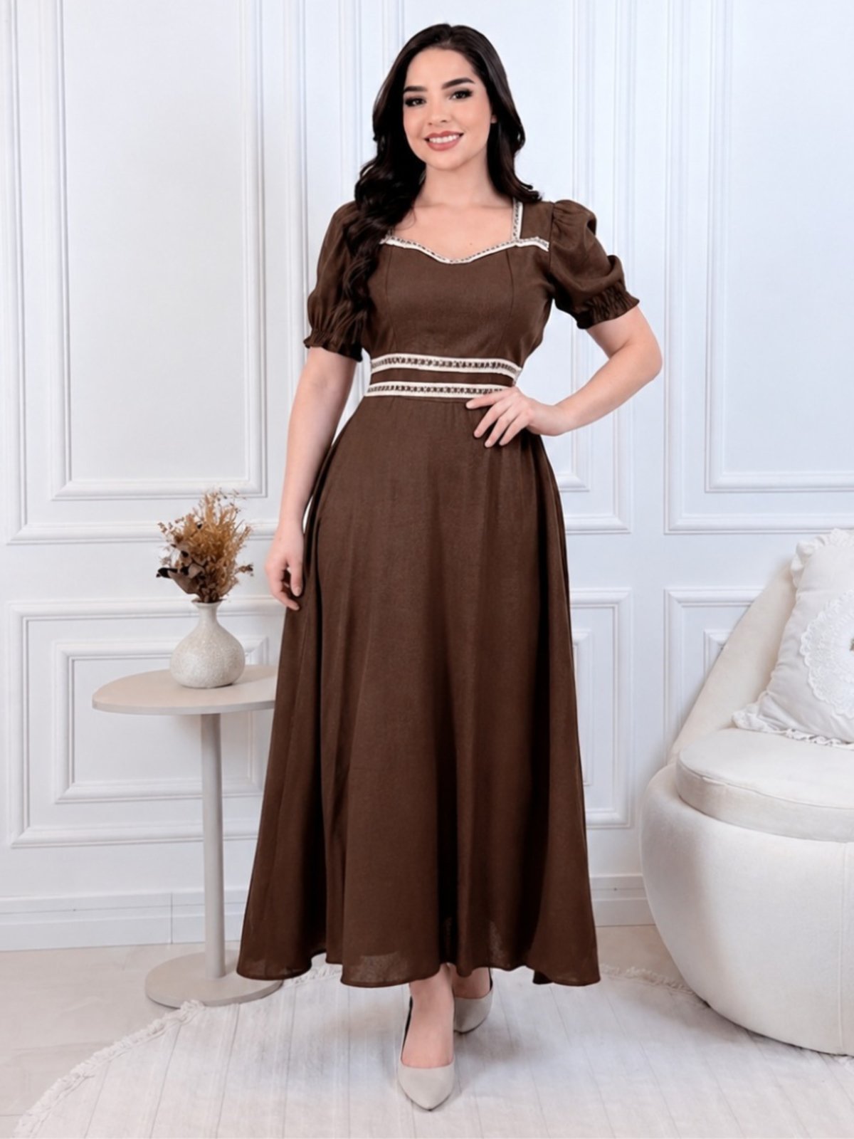 Vestido Midi em Linho com Guipir Manga Curta Princesa Cintura Marcada Moda Evangélica Marrom