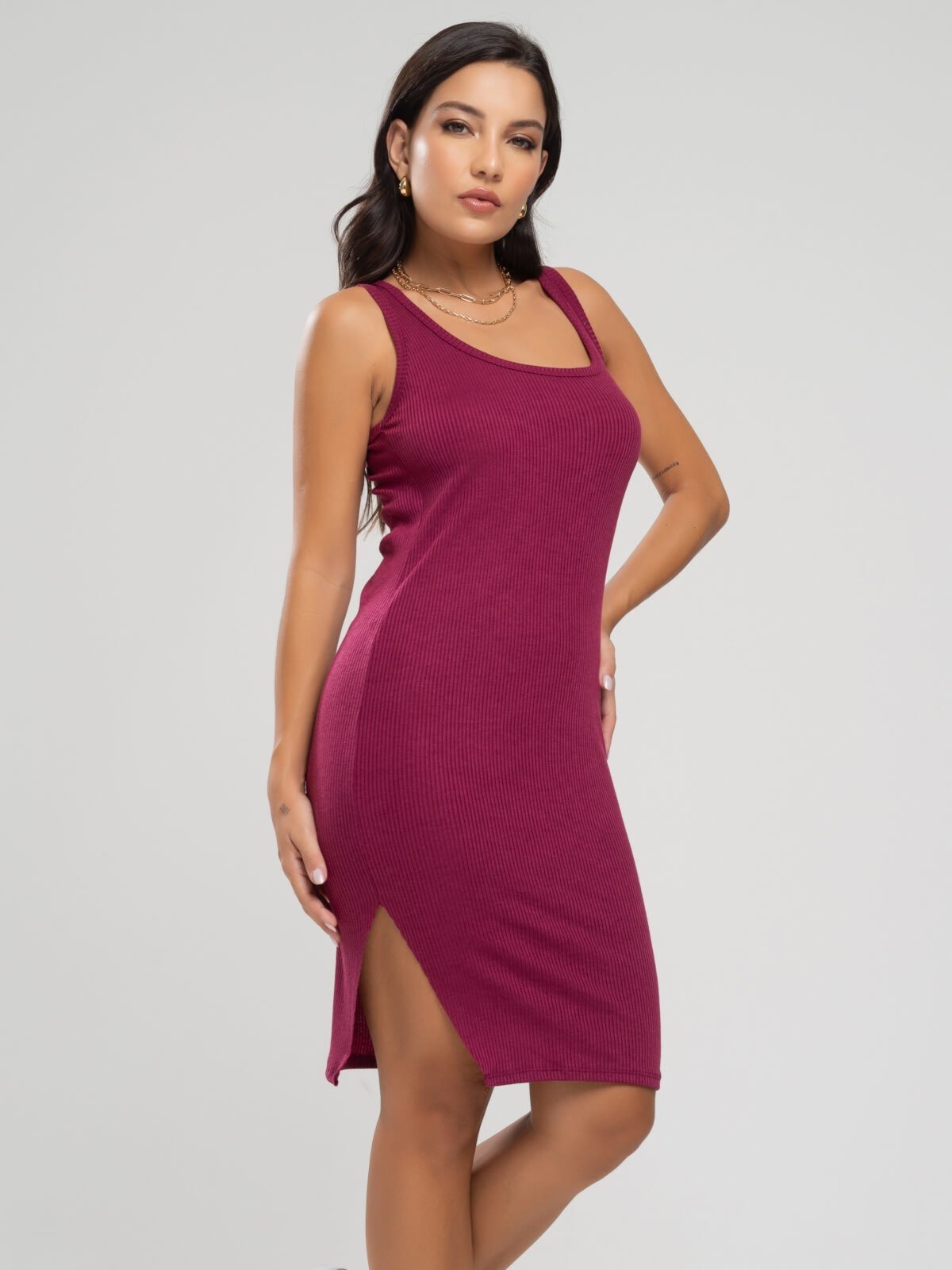 Vestido Midi Regata Canelado Fenda Lateral Moda Casual Feminina Vicbela Vinho