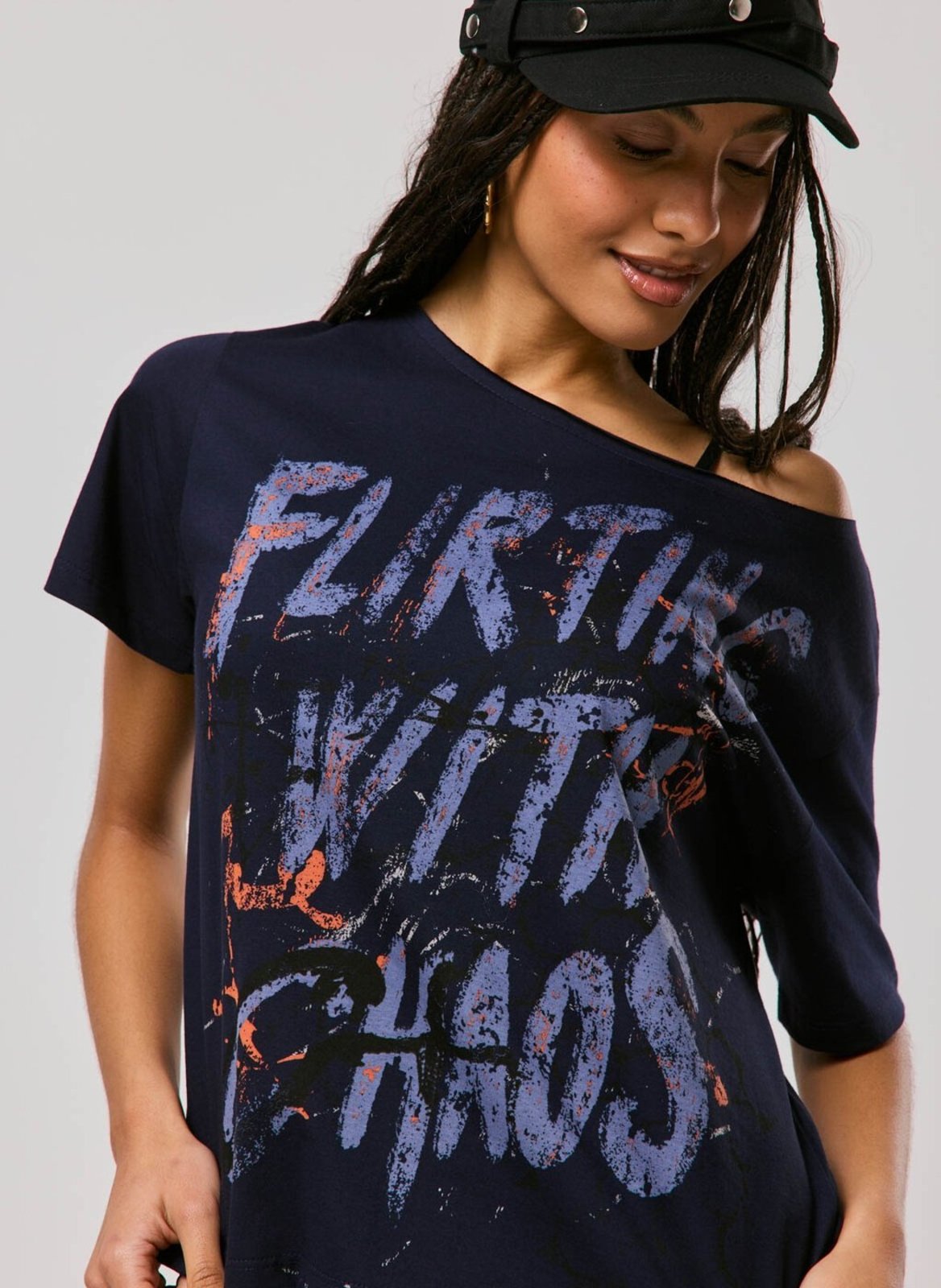 Camiseta Ombro Caído Graphic