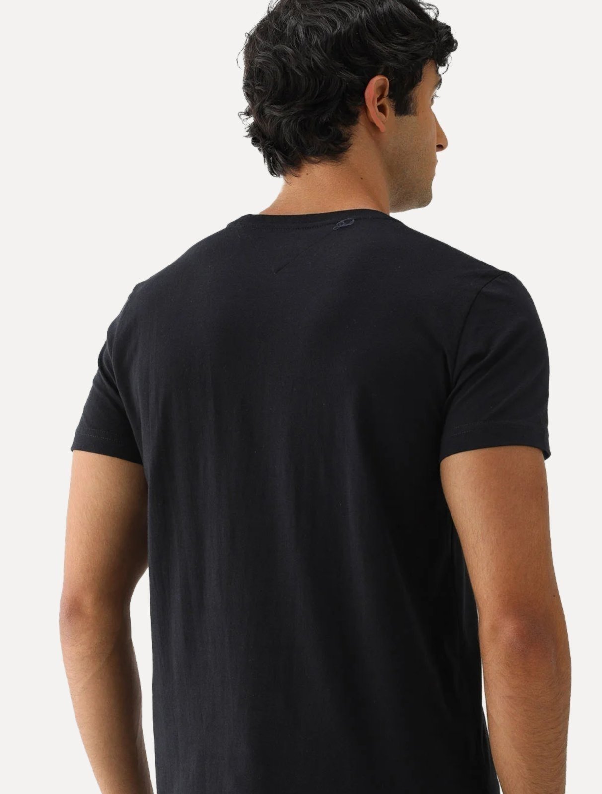 Vista 3 Camiseta Tommy Hilfiger Masculina Monotype 1985 Logo Preta preto Tommy Hilfiger preto