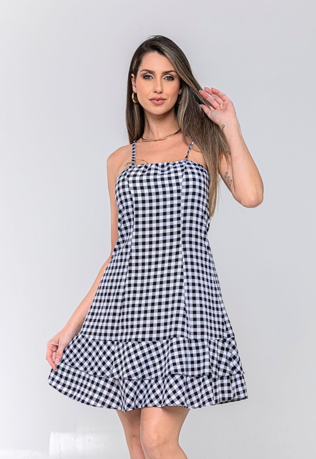 Vestido Curto de Alcinha e Babado Estampado Xadrez Preto e Branco Docce Mulher