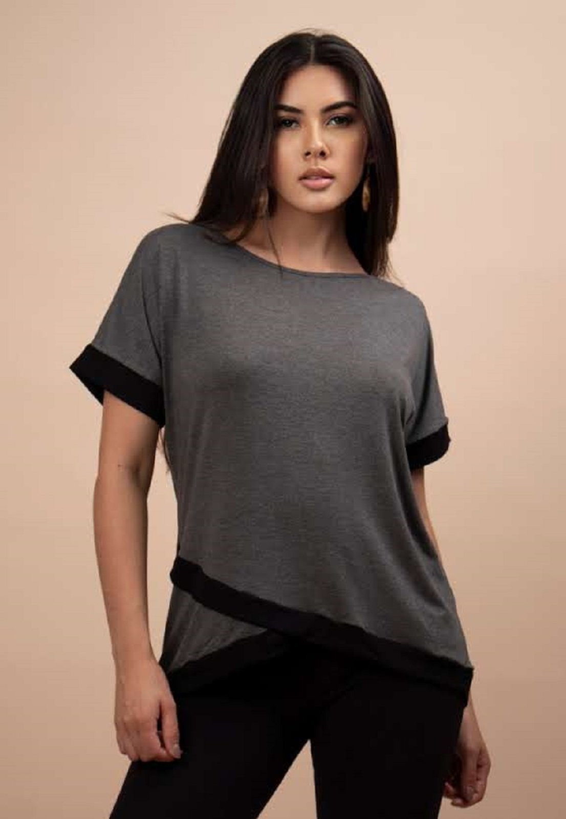 Blusa Jaci Malha Amazonia Vital Manga Curta Babado Transpassado Bicolor Mescla e Preta