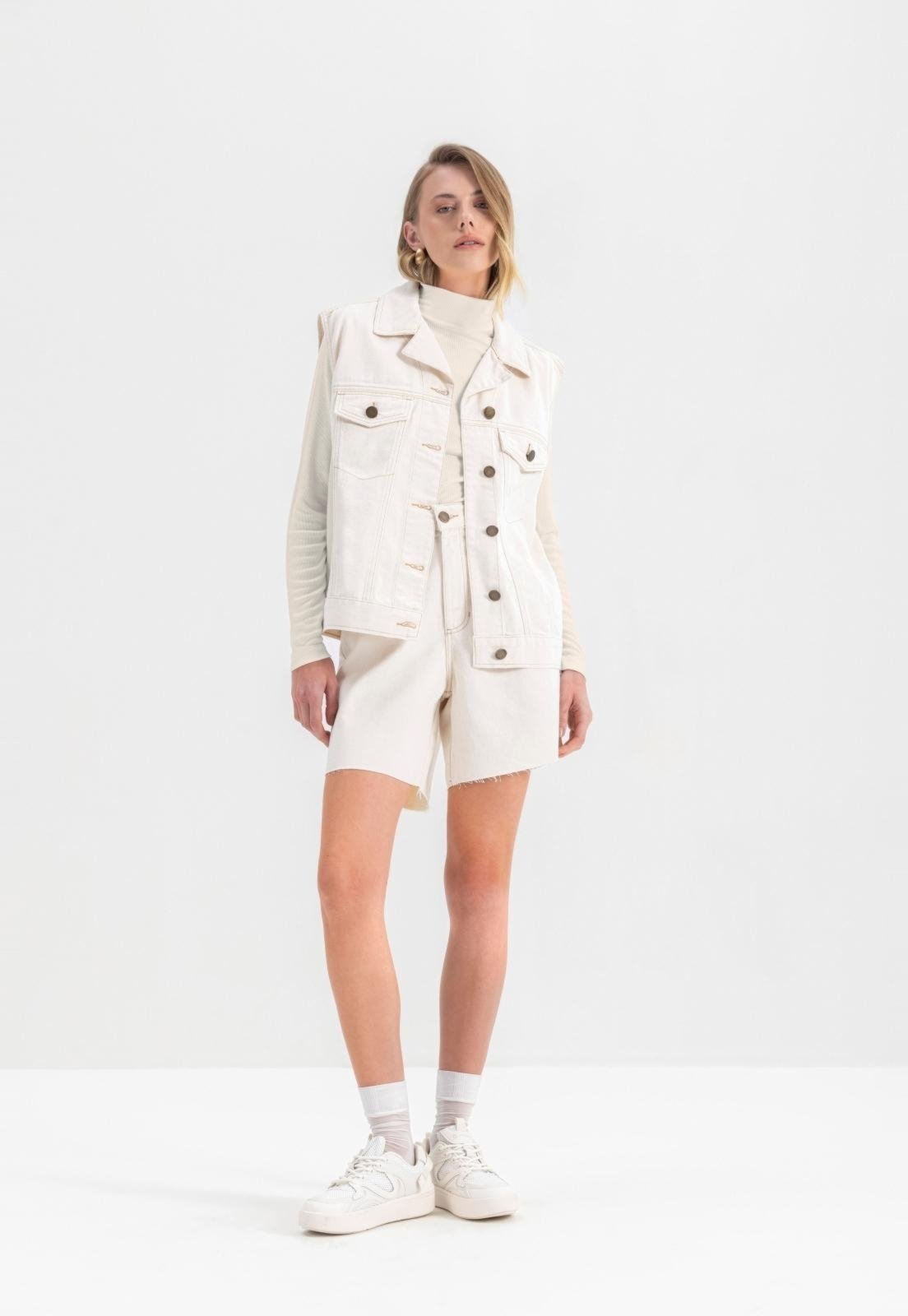 Vista 2 Colete Jeans Feminino Essendi branco branco