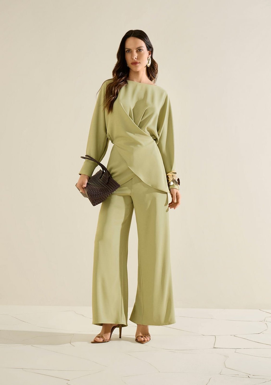 Blusa Morena Rosa Solta Decote Canoa Manga Longa Padrão Verde