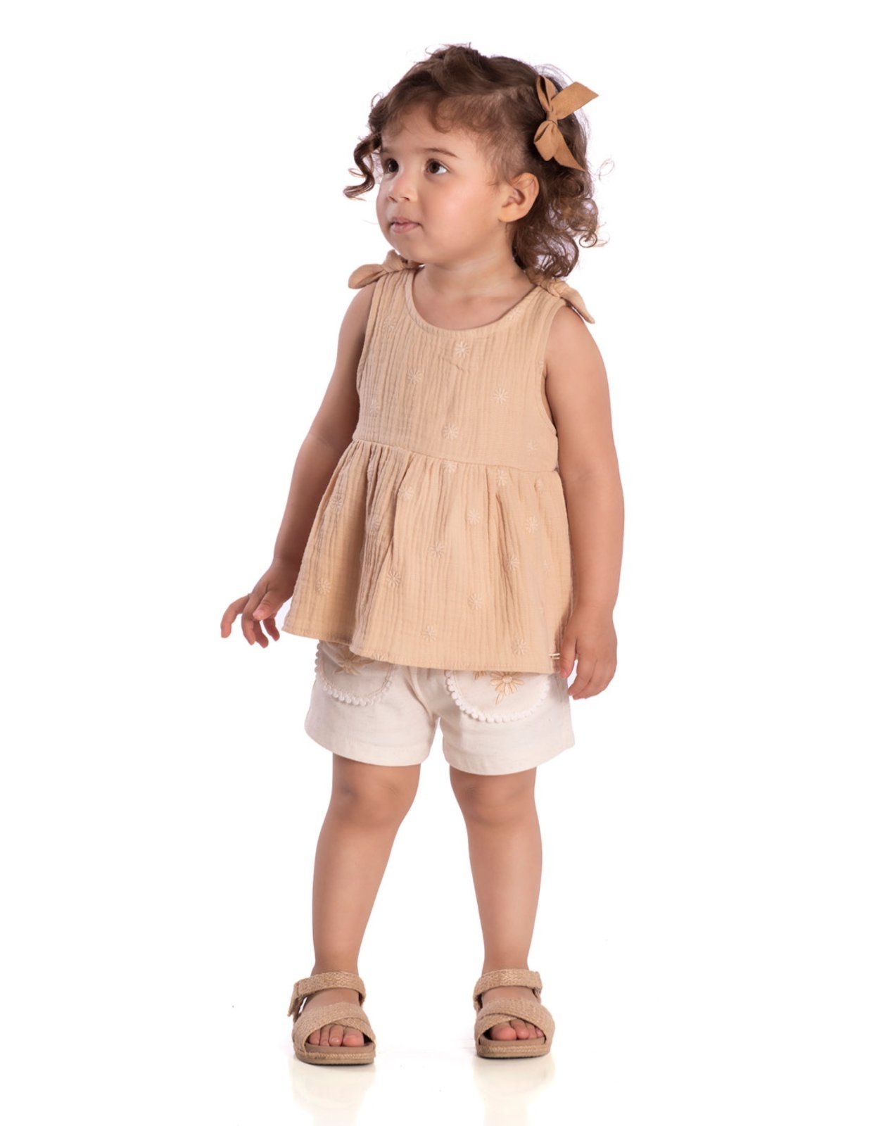 Infantil - Conj. blusa sem manga em tecido gaze bordado bege + shorts linho