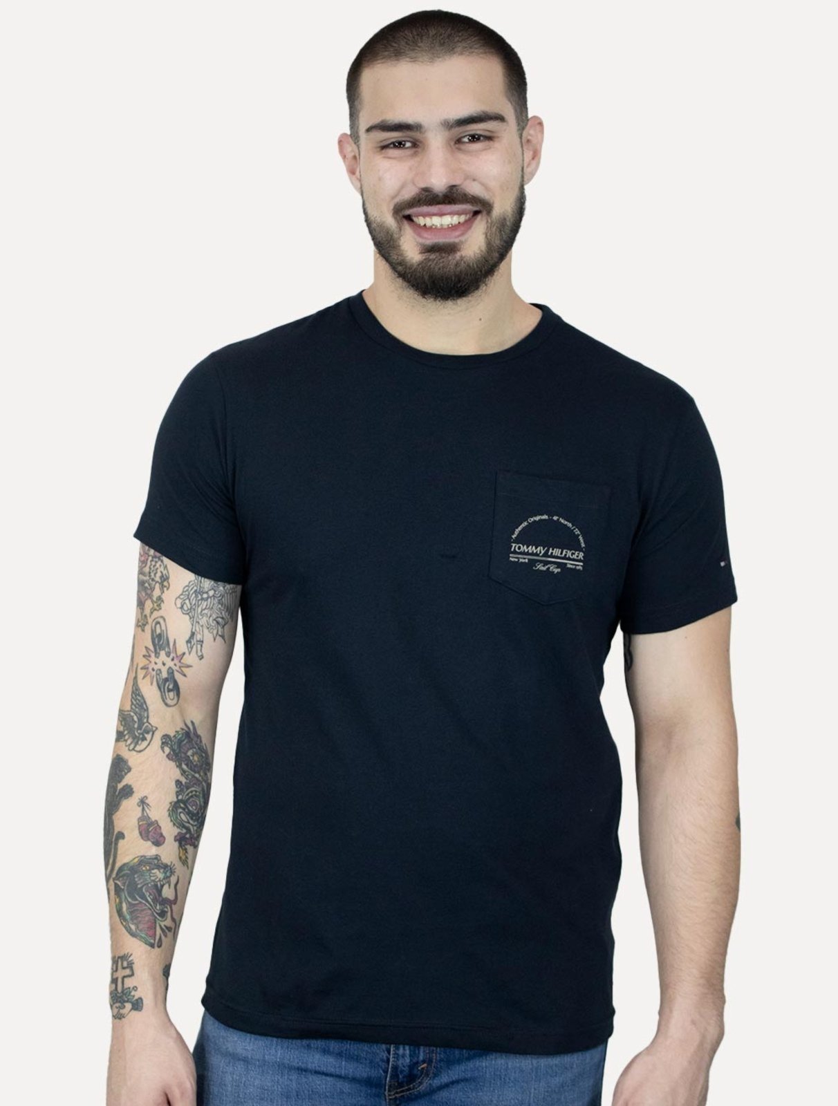 Vista 2 Camiseta Tommy Hilfiger Masculina Arch Pocket azul marinho Tommy Hilfiger azul marinho