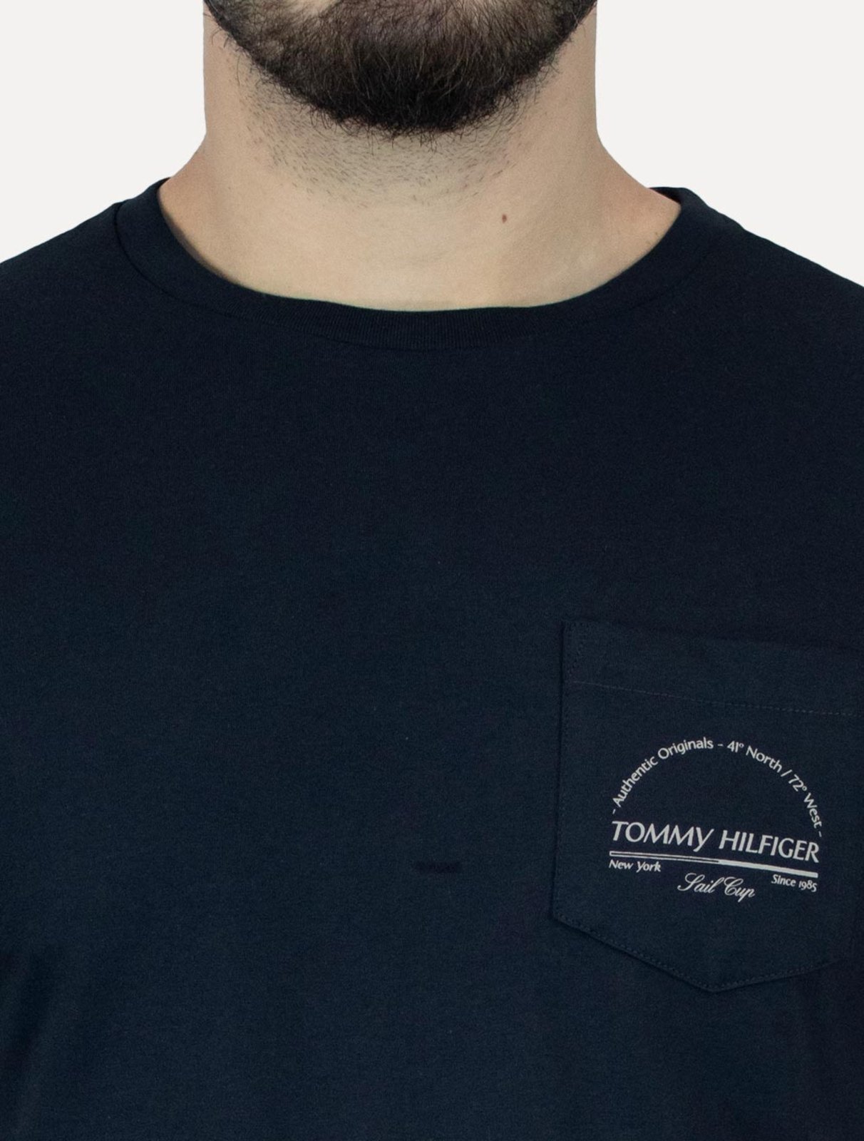 Vista 3 Camiseta Tommy Hilfiger Masculina Arch Pocket azul marinho Tommy Hilfiger azul marinho