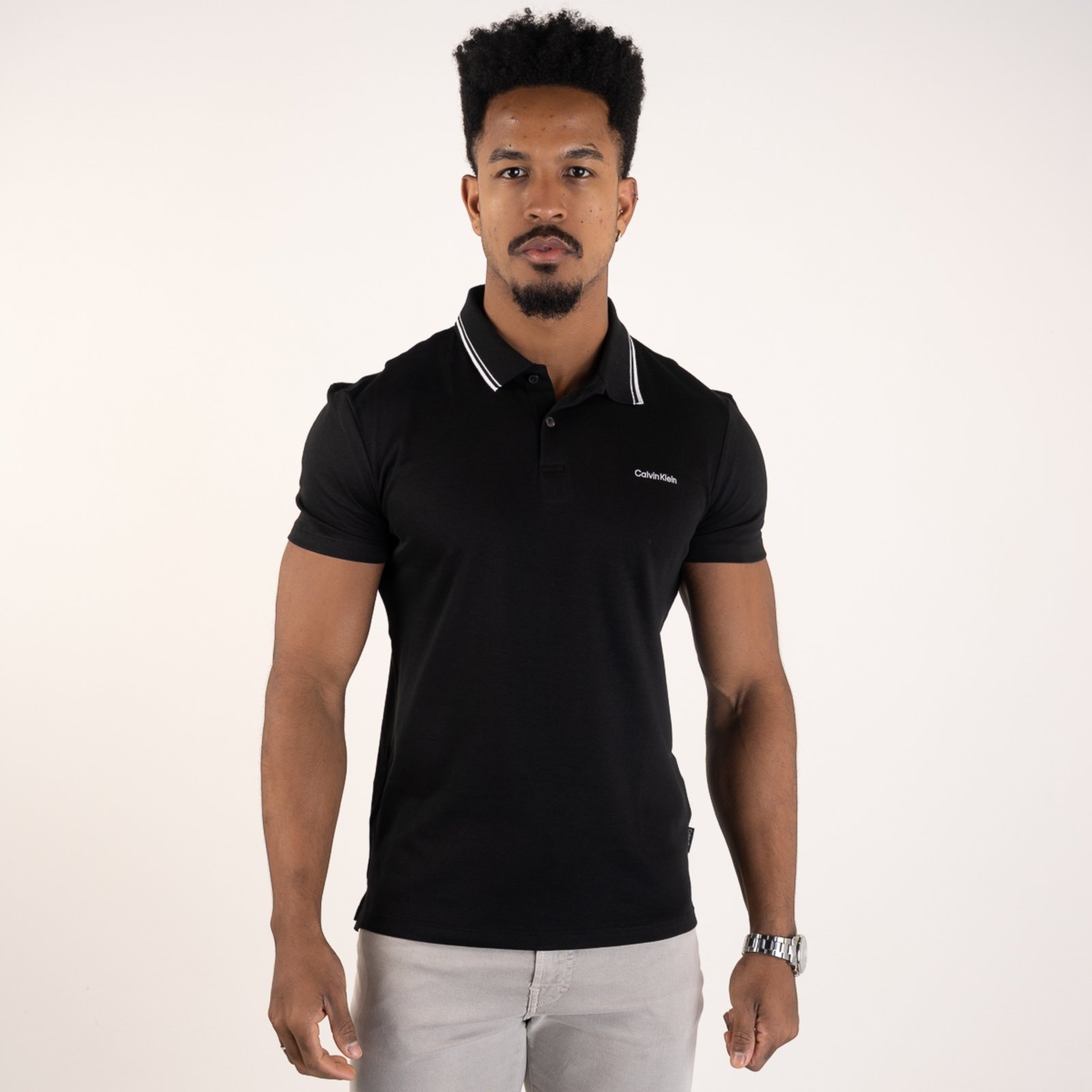Vista 2 Camisa Polo Calvin Klein Liquid Touch Frisos Preta preto Calvin Klein preto