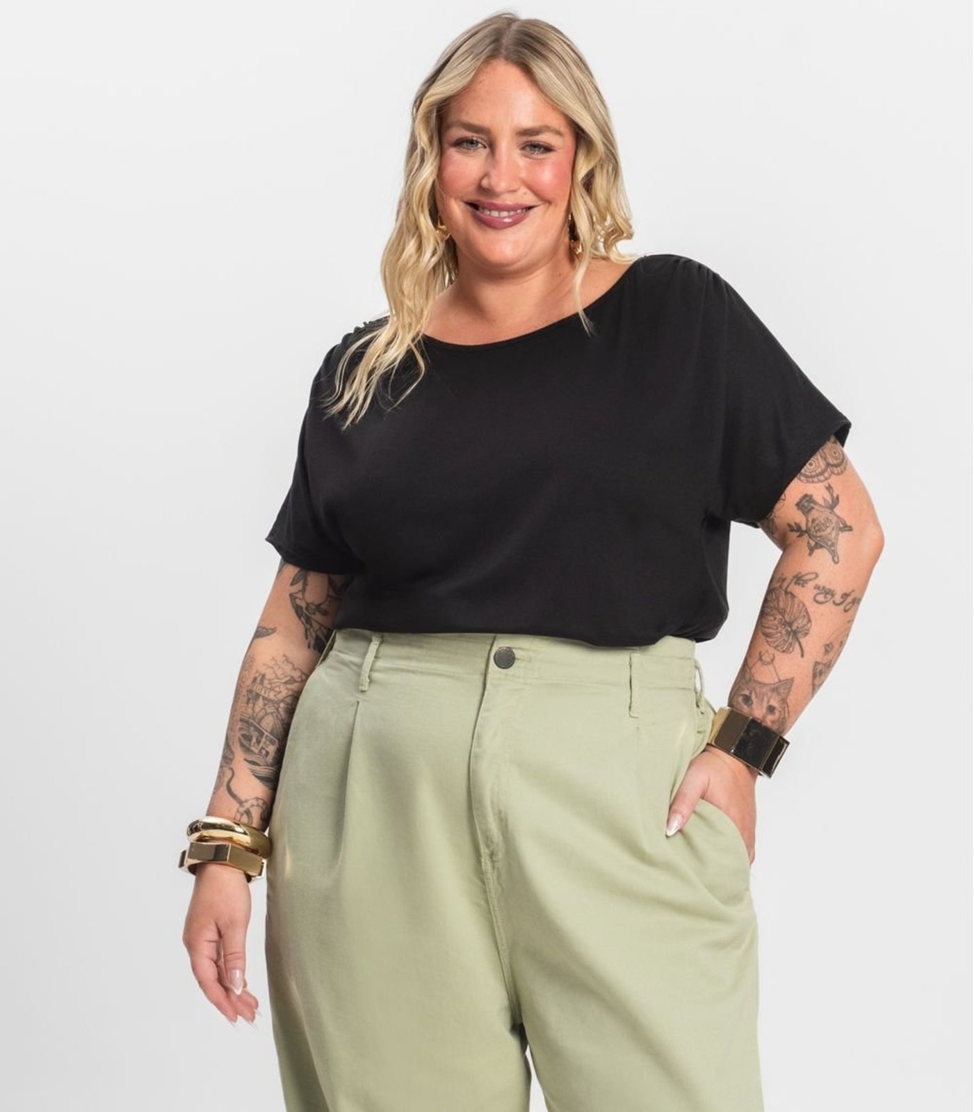 Vista 2 Blusa Lisa Plus Infinita Cor preto INFINITA COR preto