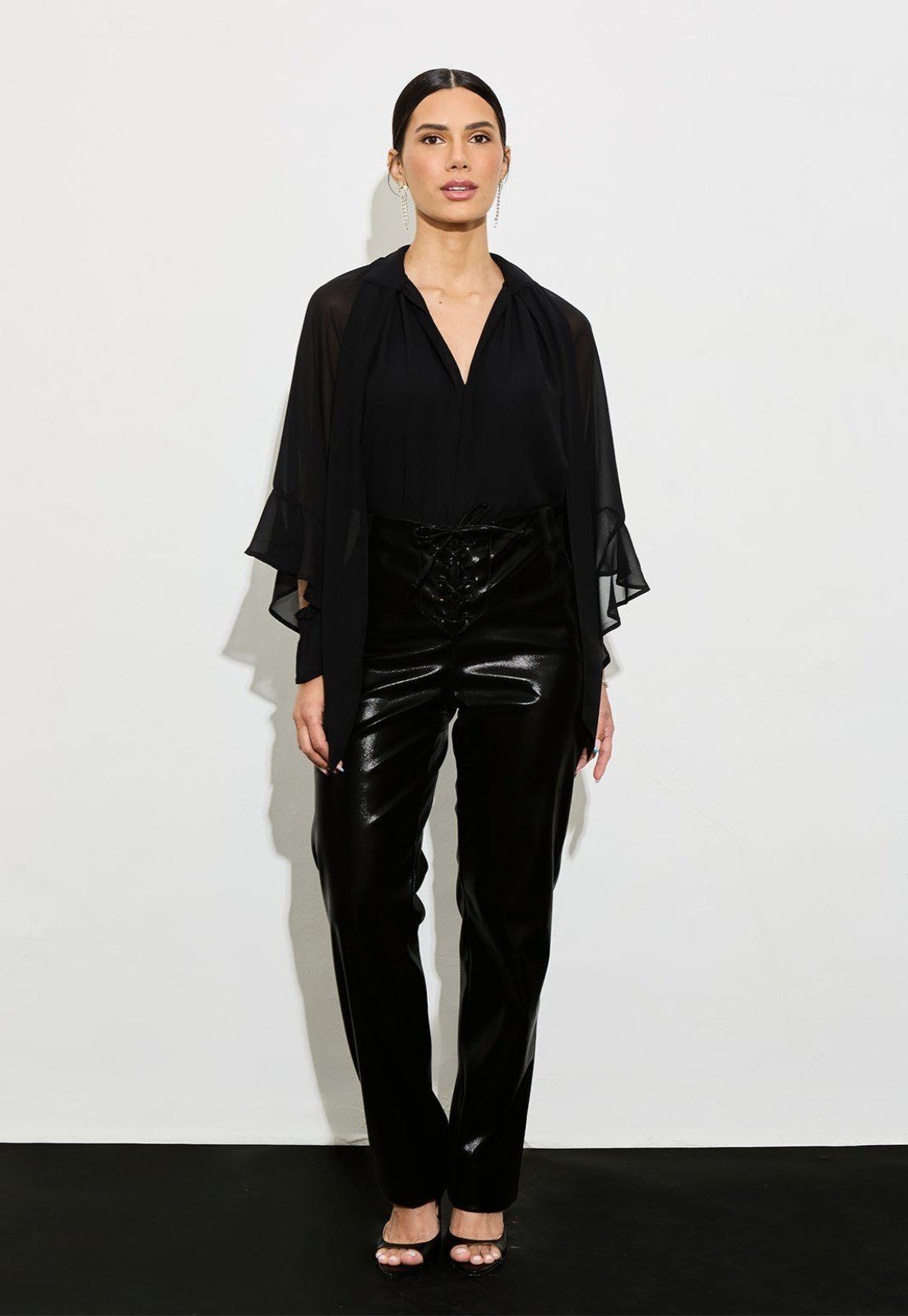 Conjunto Kímika de Calça em Couro e Blusa Preta