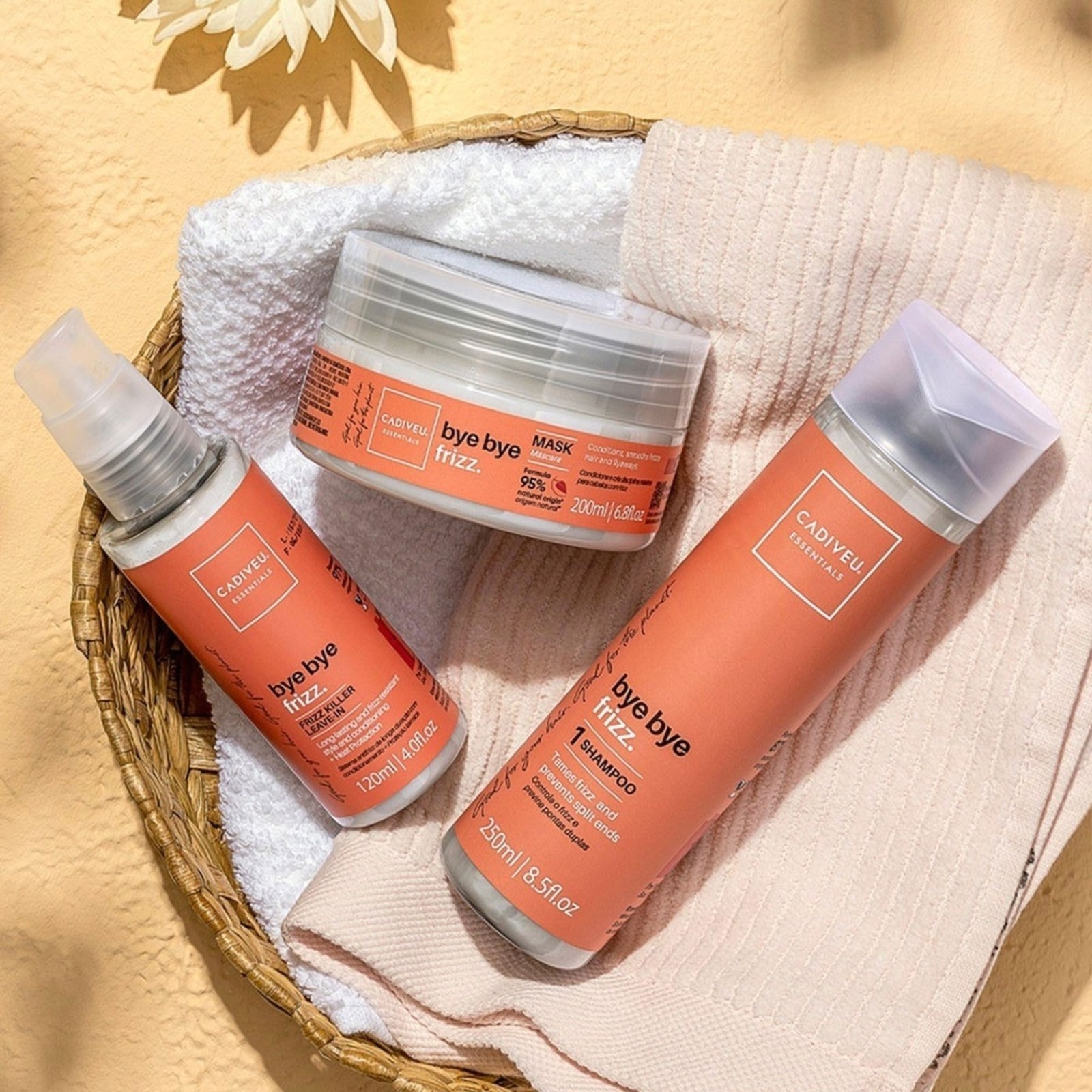 Vista 3 Kit Cadiveu Professional Bye Bye Frizz Shampoo e Máscara (2 produtos) multicolorido Cadiveu Professional multicolorido