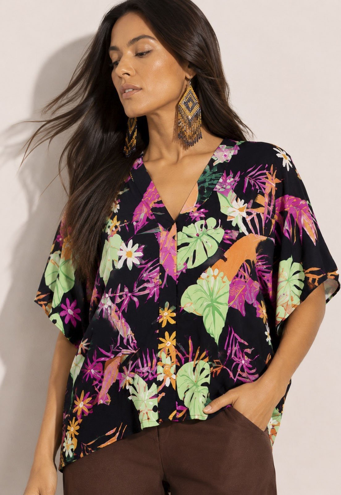 Blusa Amazonia Vital Gola V Manga Estampa Noite Botanica