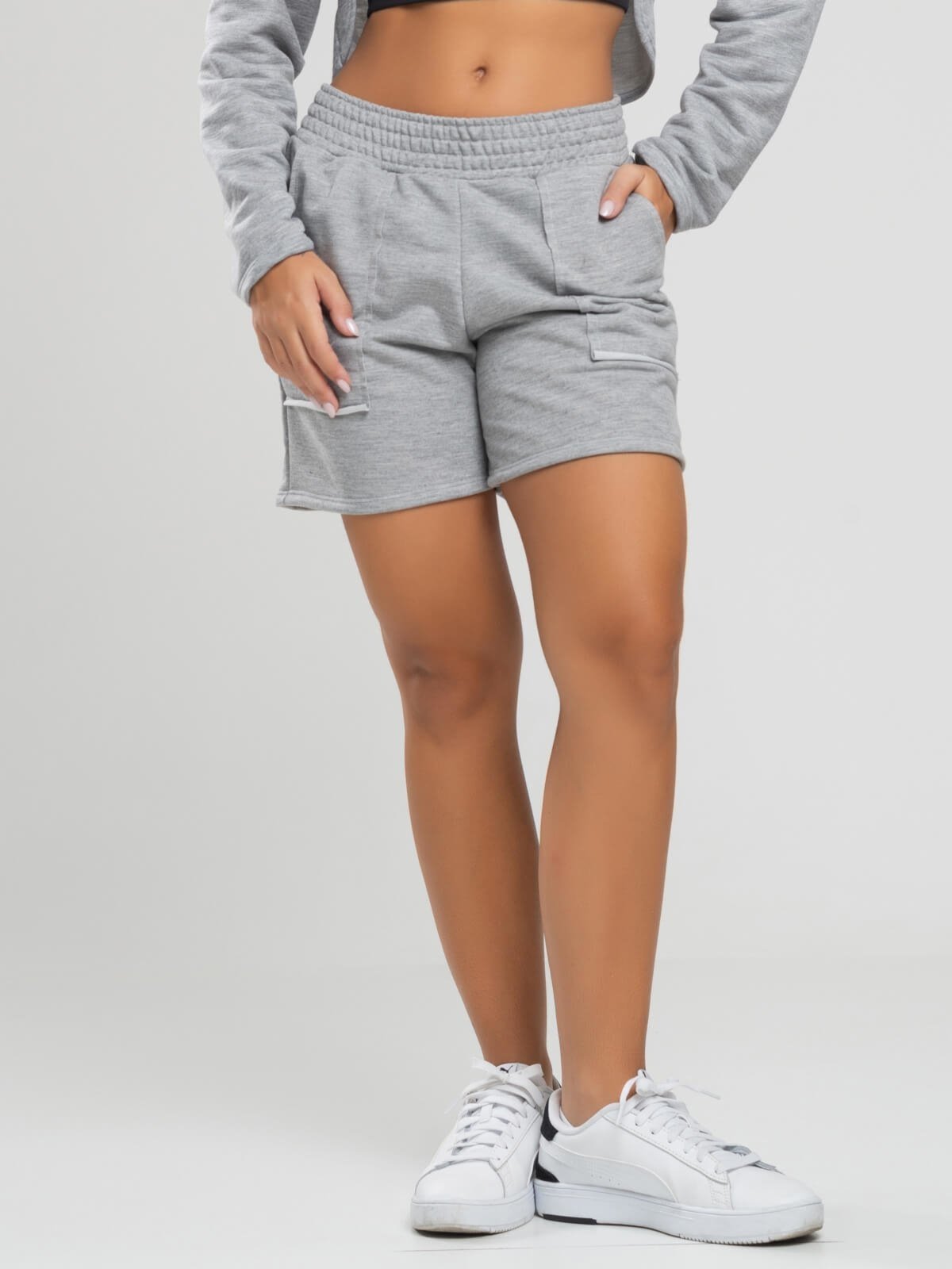 Short Curto Vicbela Cintura Alta Moletinho Cinza
