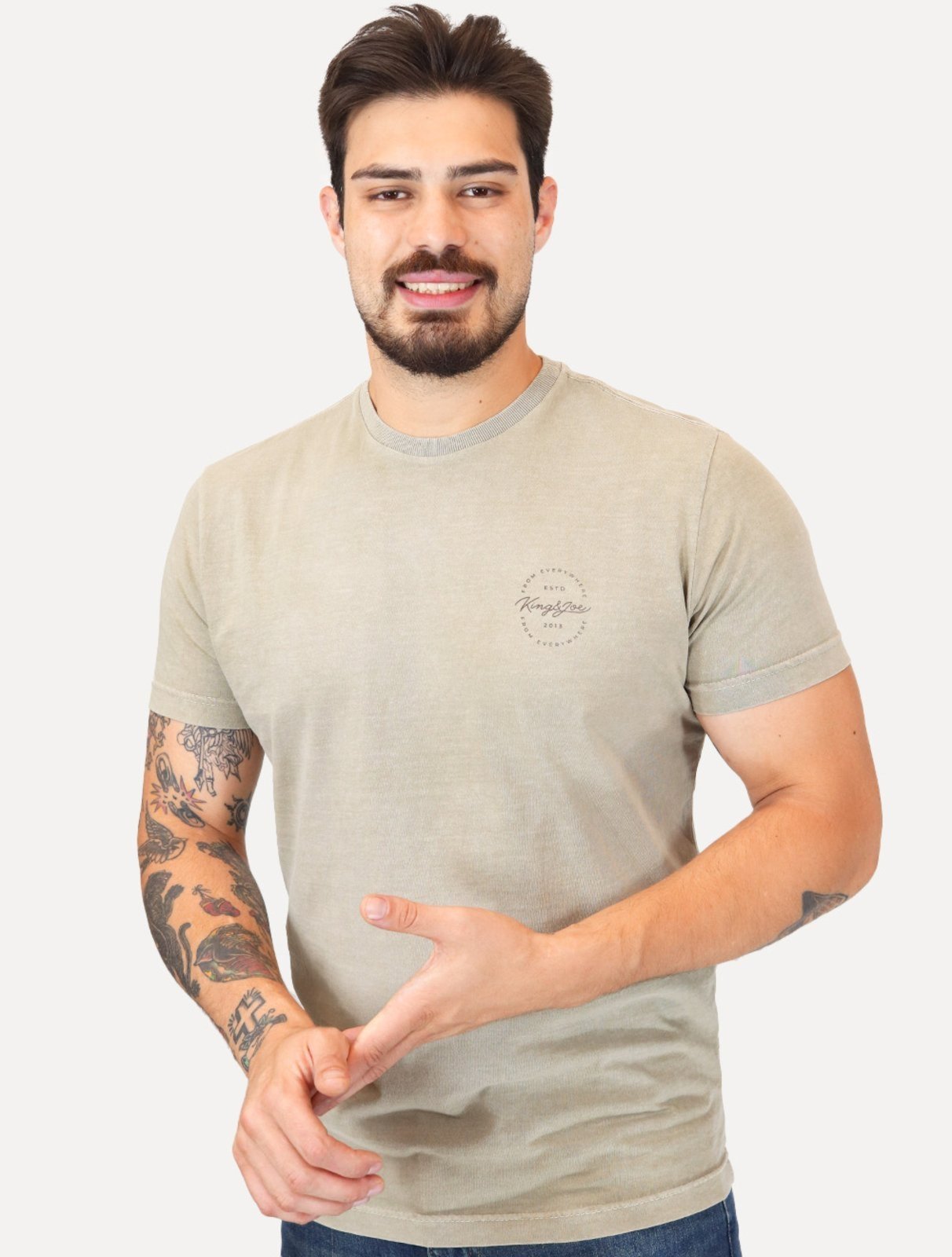 Vista 2 Camiseta King & Joe Masculina Signature Circle Estonada Peito Areia bege King & Joe bege