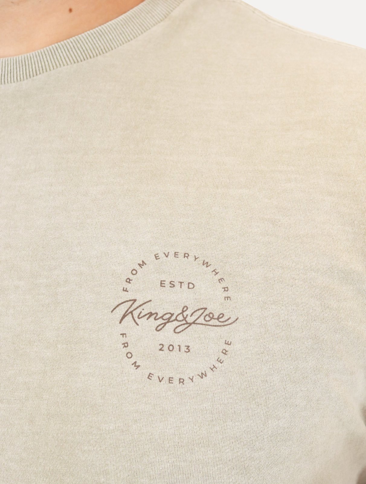 Vista 3 Camiseta King & Joe Masculina Signature Circle Estonada Peito Areia bege King & Joe bege
