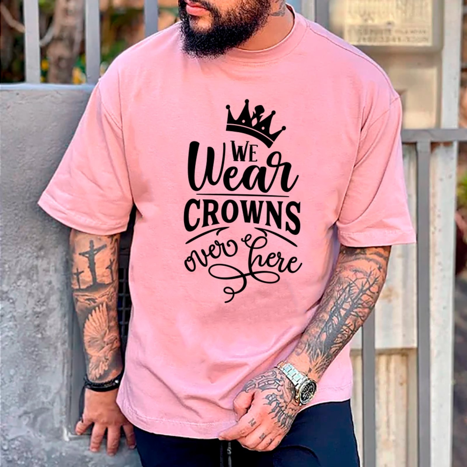 Vista 2 Camiseta Ousy Básica We Wear Crowns Atitude Unissex marrom ousy marrom