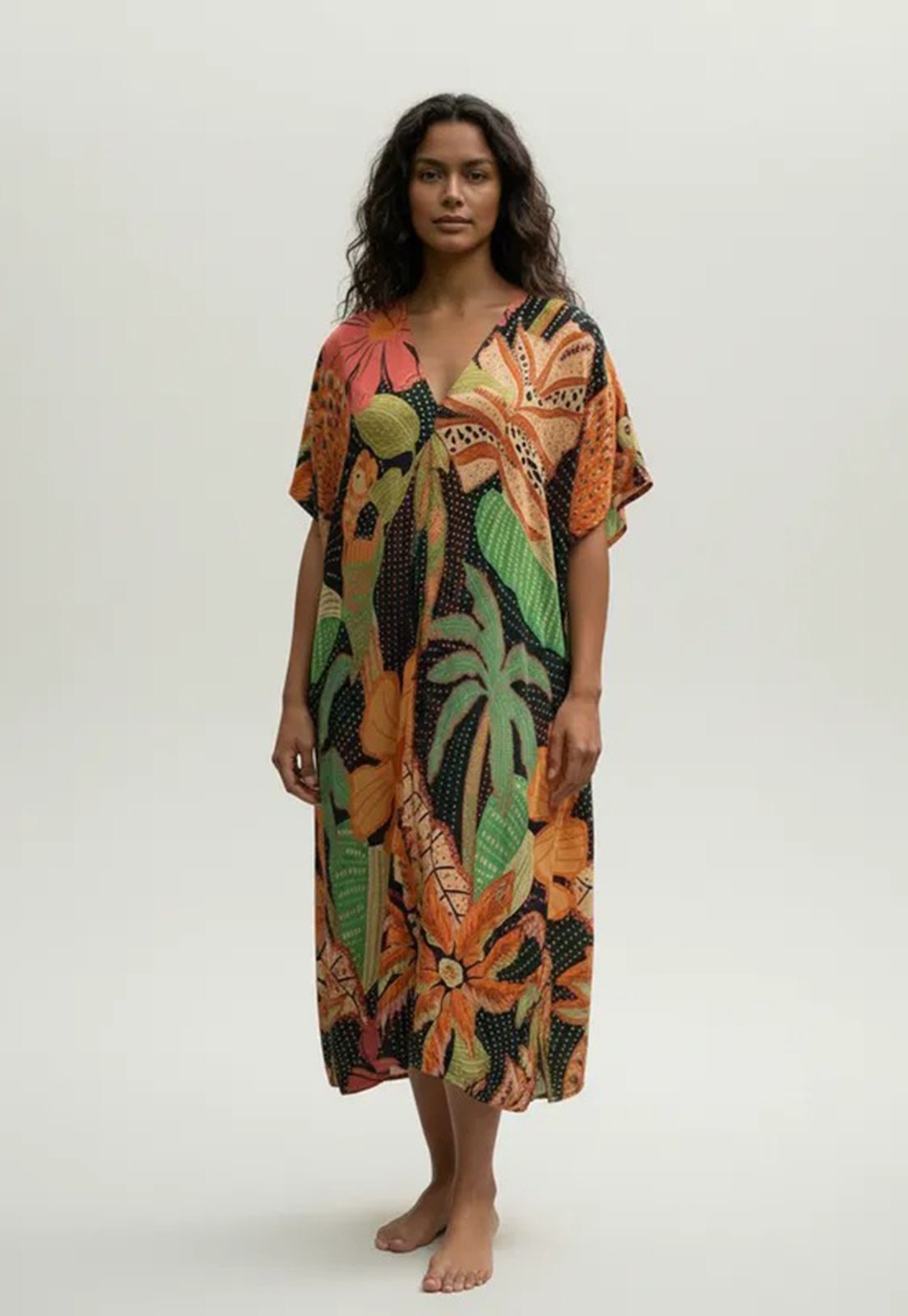 Vista 2 Vestido Kaftan Mutum Detalhes nas Costas Estampa Jardim do Verão Amazonia Vital preto