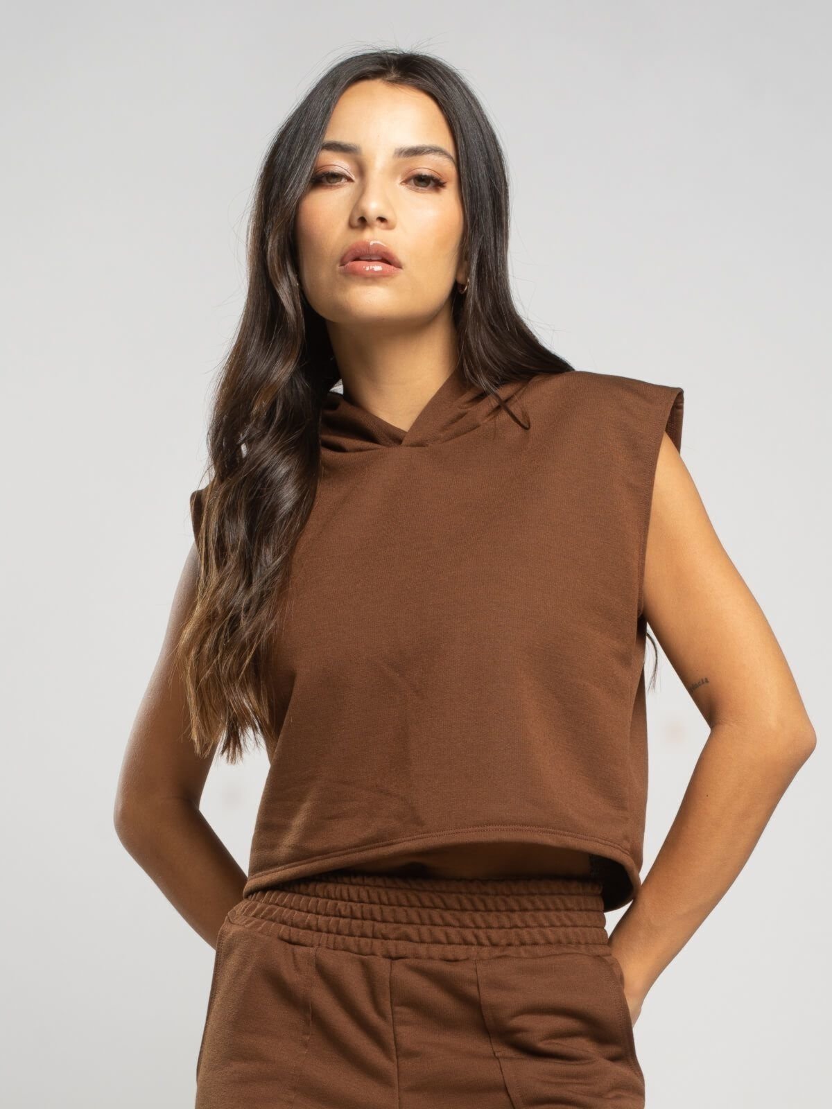 Blusa Cropped Vicbela Regata Com Capuz Moletinho Inverno Marrom