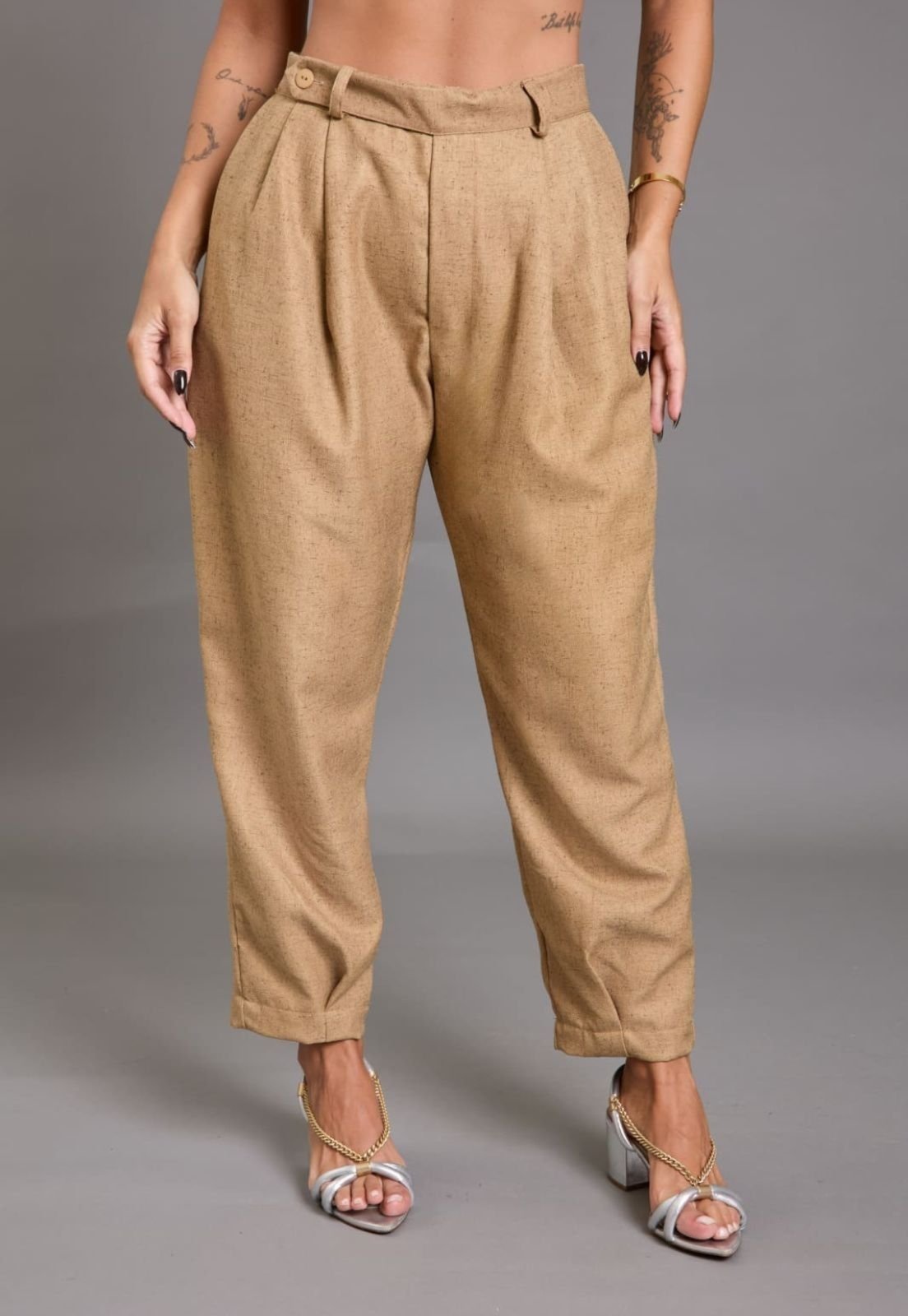Calça Alfaiataria Feminina Mom em Poliéster Color Bege