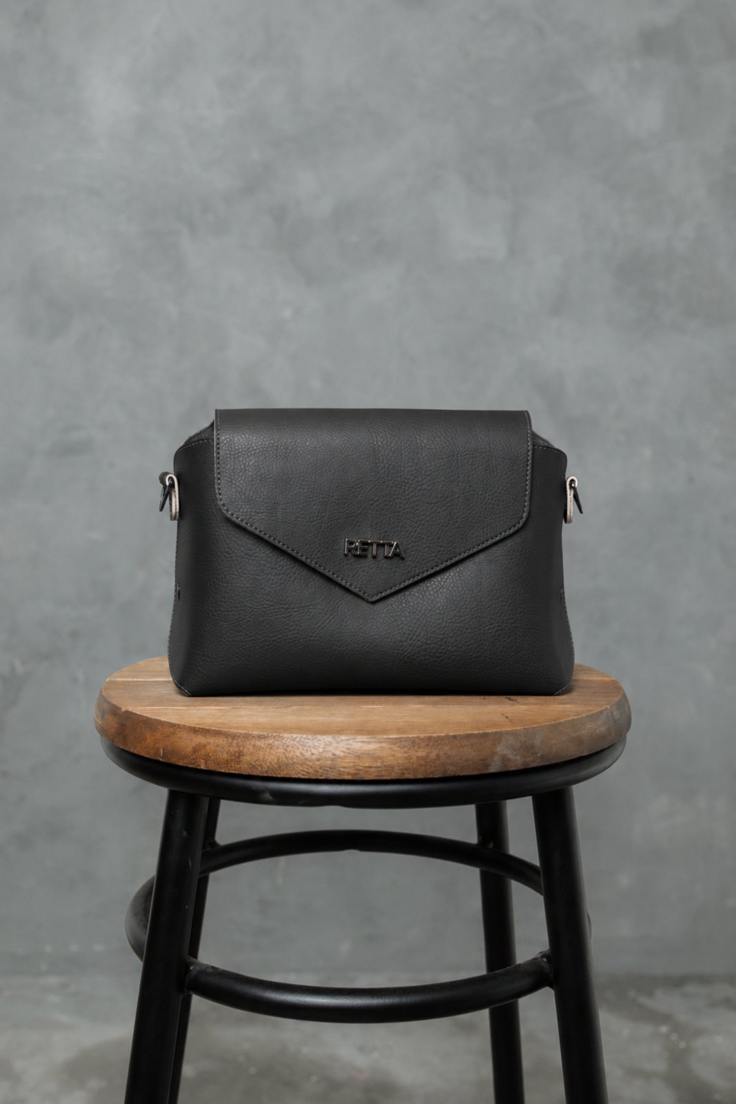 Bolsa Feminina Carteiro com Alça Transversal Espaçosa Retta Oficial