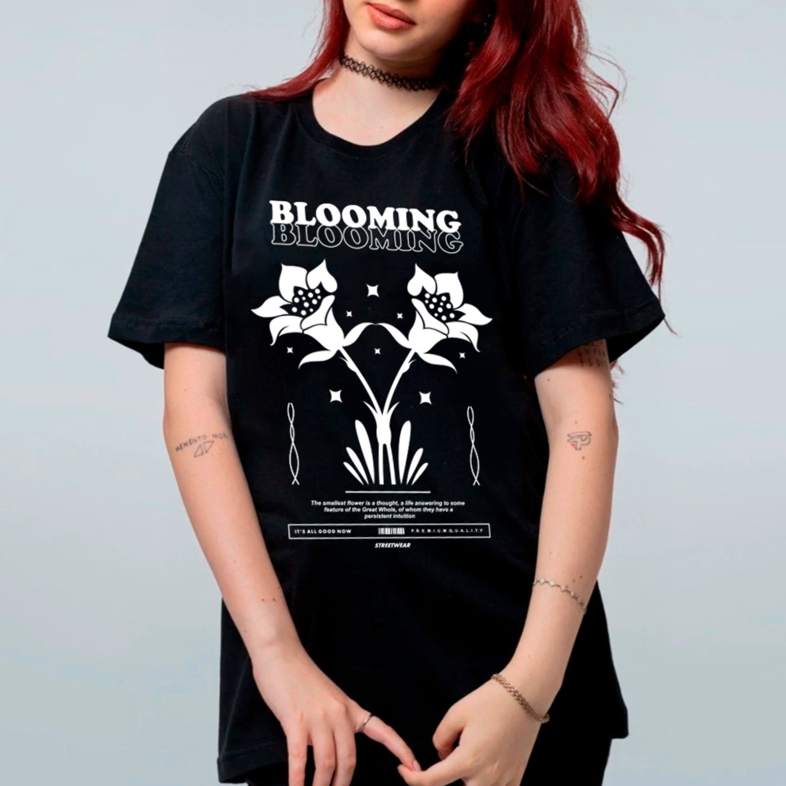 Vista 2 Camiseta Ousy Streetwear Blooming Flores Pretas Simétricas Oversized Unissex preto ousy preto