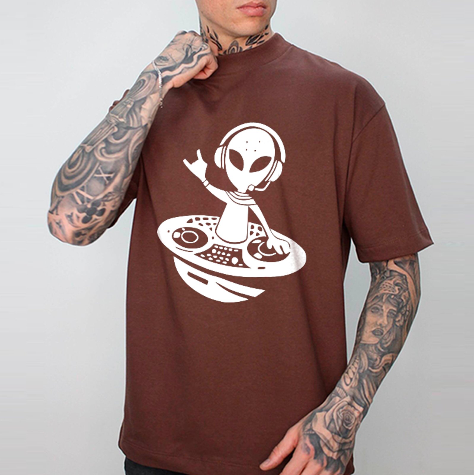 Camiseta Oversized Alien Rave Party Style Unissex Marrom