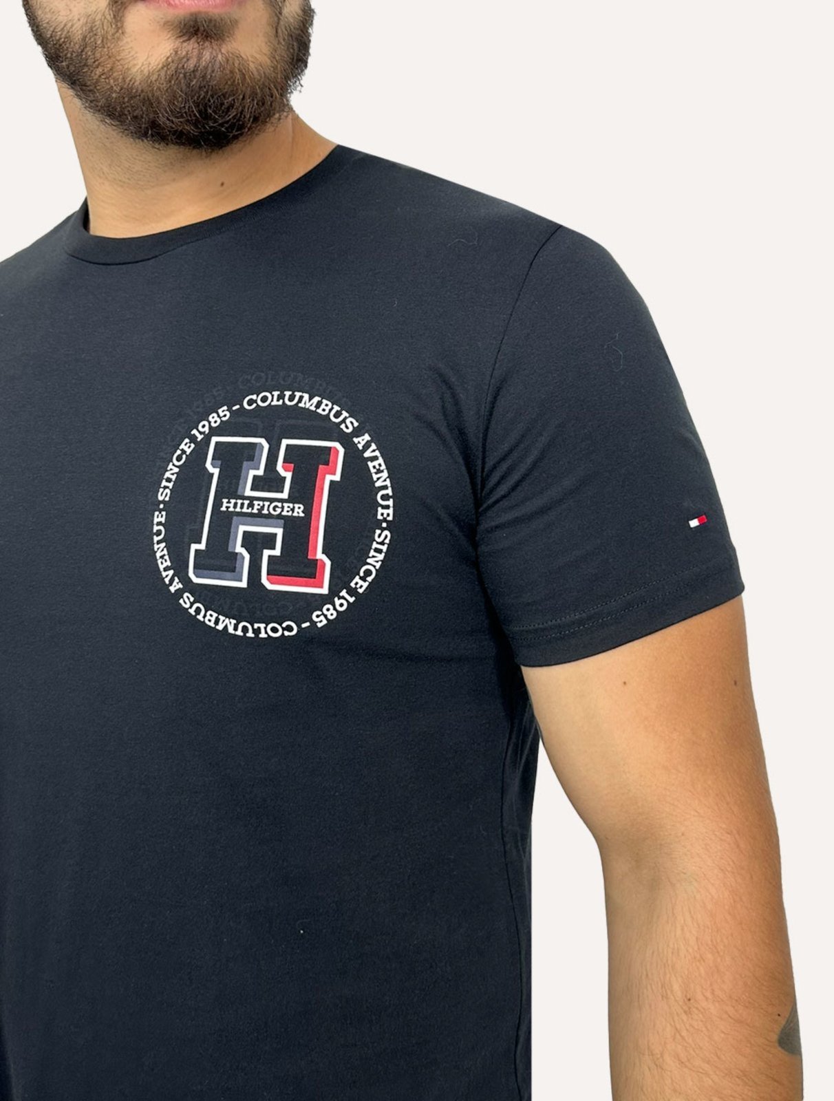 Vista 3 Camiseta Tommy Hilfiger Masculina Columbus H Roundle Logo vermelho Tommy Hilfiger vermelho