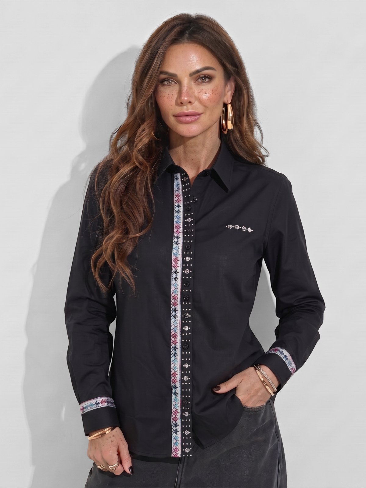 Camisa Social Preto Feminina com Bordado Inglês Azul Multicor com Fileira de Strass | Blusa com Manga Longa