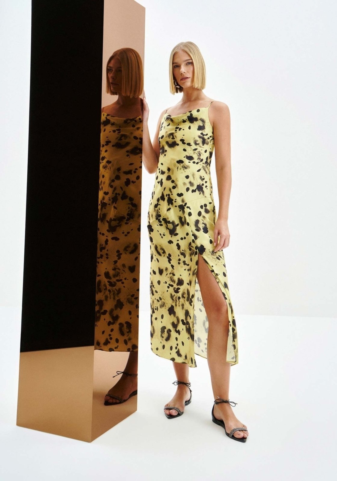 Vestido Midi Estampado em Chiffon com Fenda