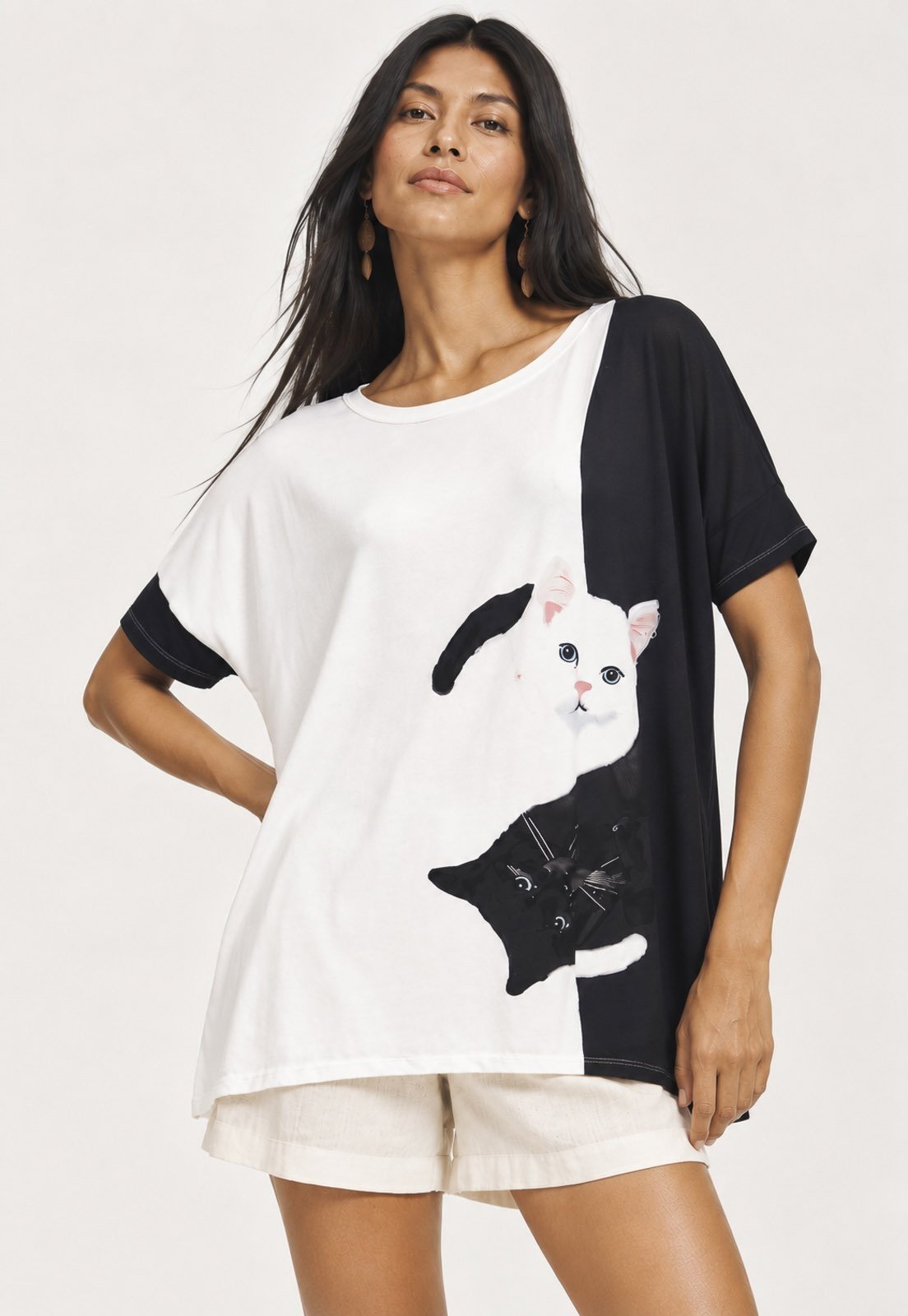 Blusa Amazonia Vital Ampla Malha Morcego Manga Curta Estampa Bichanos em Cena