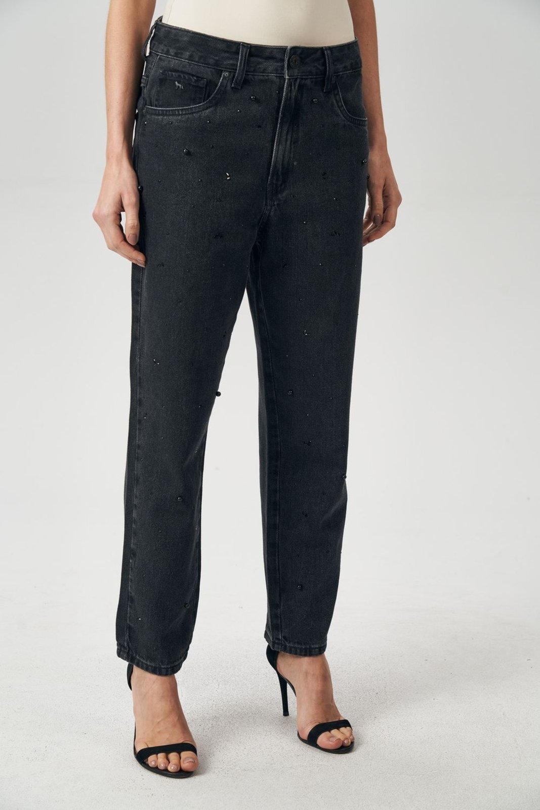 Calça Jeans Boyfriend Aplicações Feminina Acostamento